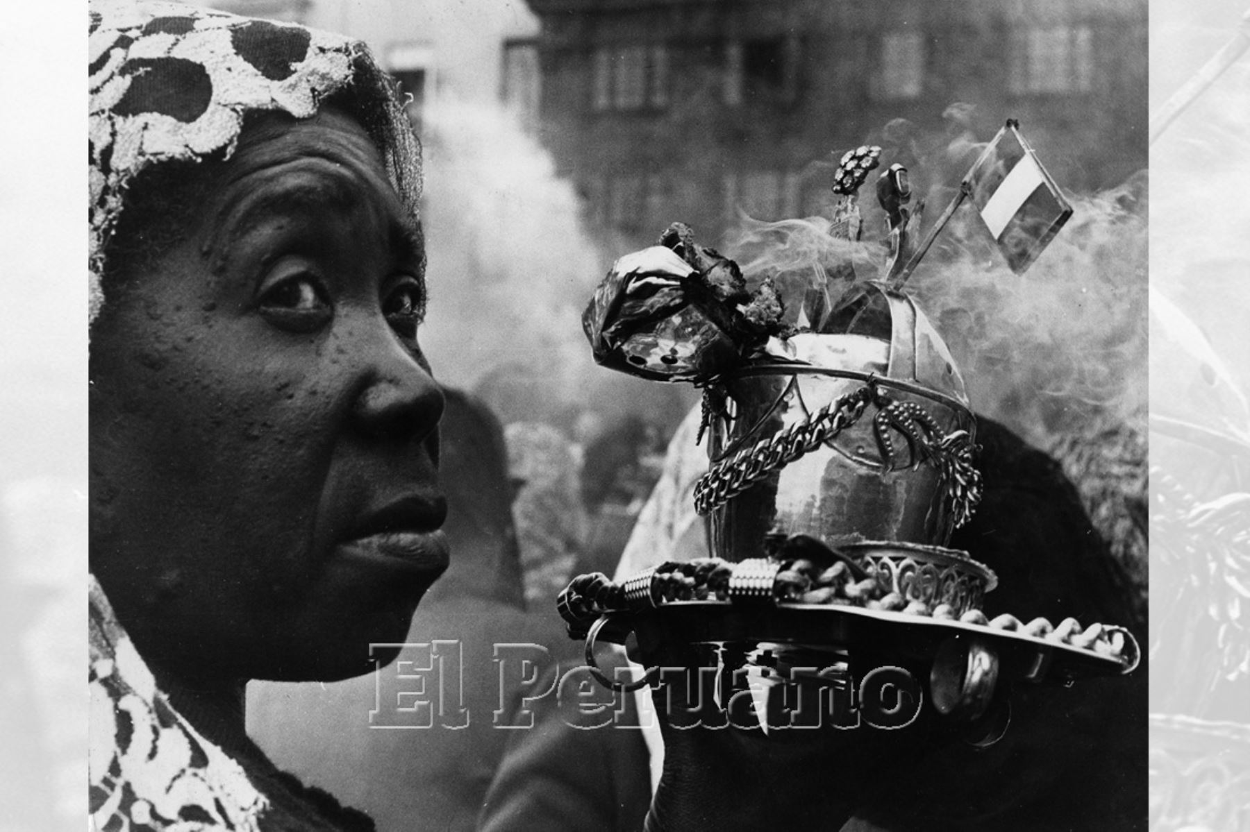 Lima - 18 octubre 1974. Sahumadora en la procesión del Señor de los Milagros. Foto: Archivo Histórico de El Peruano / Rolando Ángeles