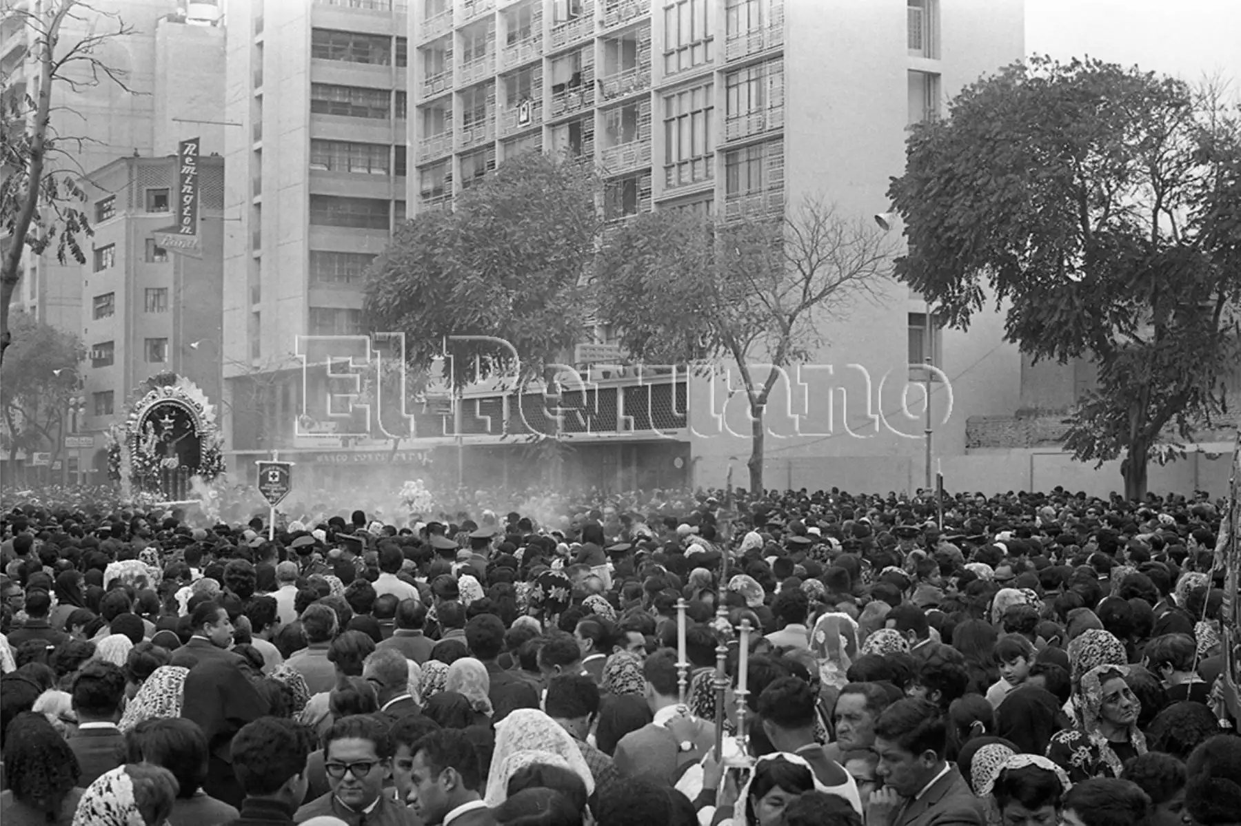 Lima - 11 octubre 1969. Lima se volcó a las calles para acompañar la sagrada imagen del Señor de los Milagros  en la primera procesión del convento al Templo de las Nazarenas.  Foto: Archivo Histórico de El Peruano