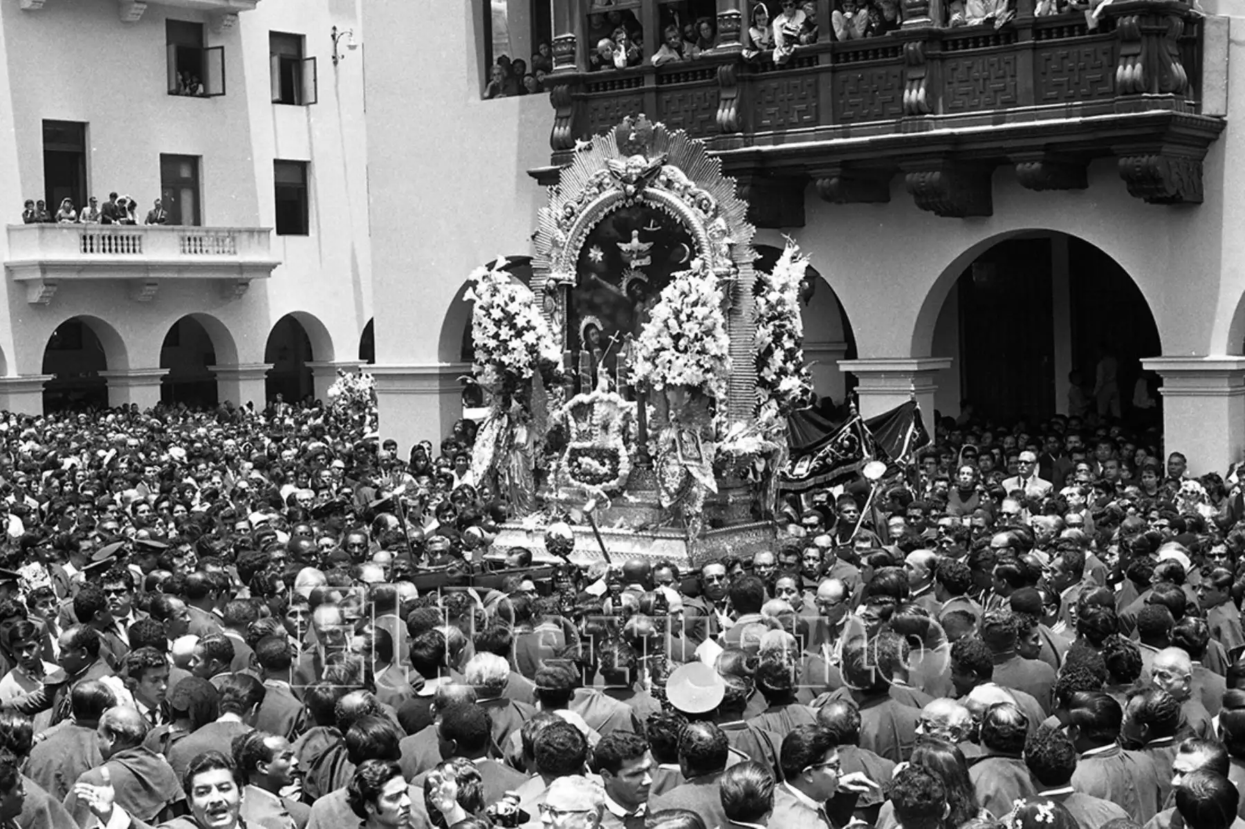 Lima - 18 octubre 1969. Un inmenso mar morado envolvió las calles de la ciudad acompañando la imagen del Señor de los Milagros en su primer recorrido tradicional del año del Templo de las Nazarenas al la Iglesia de la Victoria.  Foto: Archivo Histórico de El Peruano