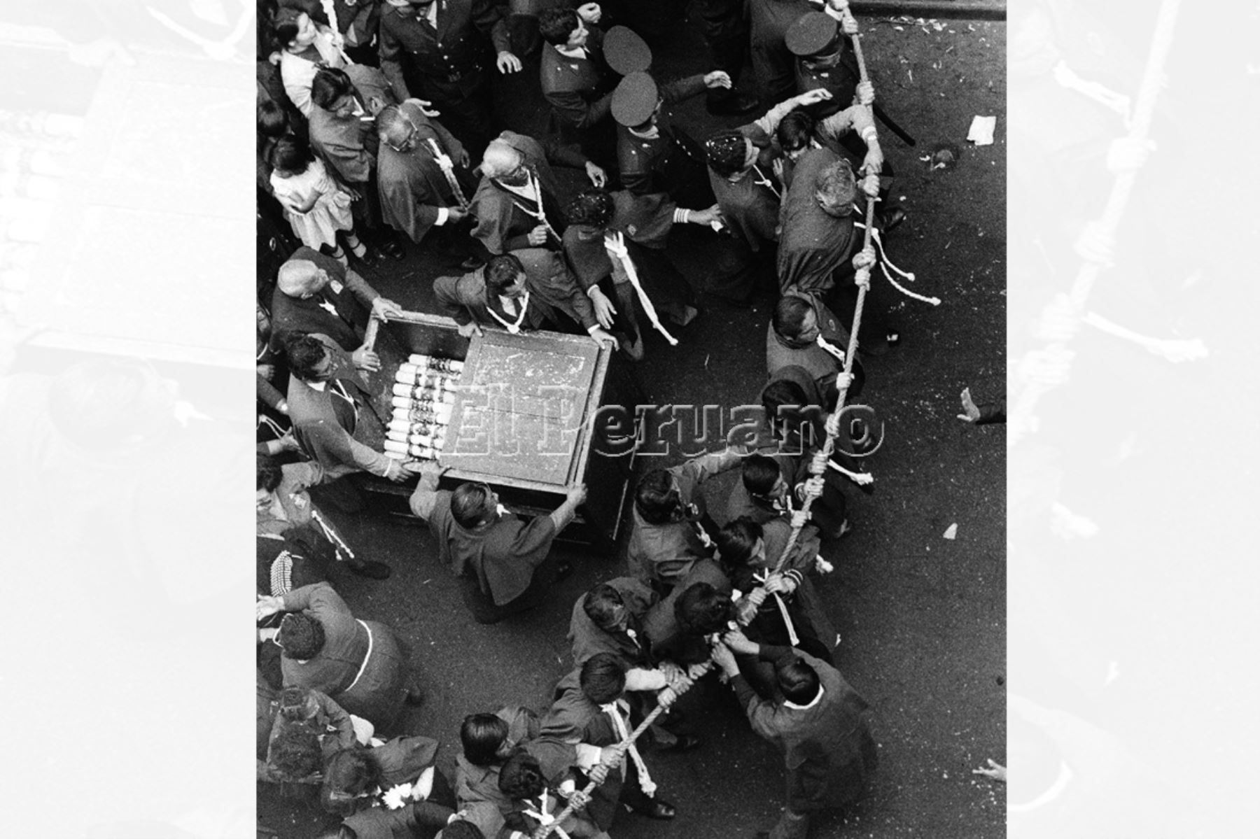 Lima - 18 octubre 1976. Un grupo de hombres de la hermandad del Señor de los Milagros sujeta la cuerda de seguridad de la sagrada imagen en procesión. Foto: Archivo Histórico El Peruano / Rolando Ángeles