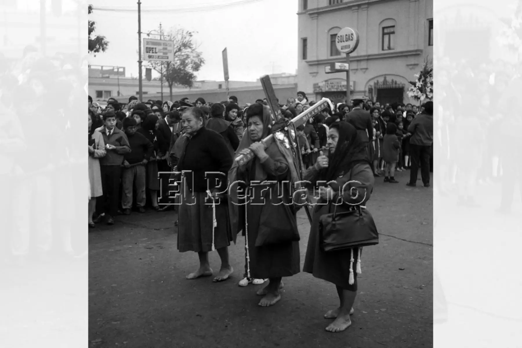 Lima - 19 de octubre 1969. Mujeres cargan una cruz de penitencia de fieles, la sagrada imagen del Señor de los Milagros retornó de la Iglesia de la Victoria al Templo de las Nazarenas. Foto: Archivo Histórico de El Peruano