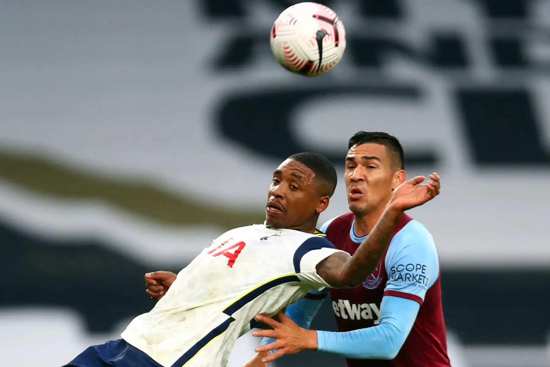 El mediocampista holandés del Tottenham Hotspur Steven Bergwijn y el defensor paraguayo del West Ham United, Fabian Balbuena, compiten por el balón durante el partido de fútbol de la Premier League. Foto: AFP