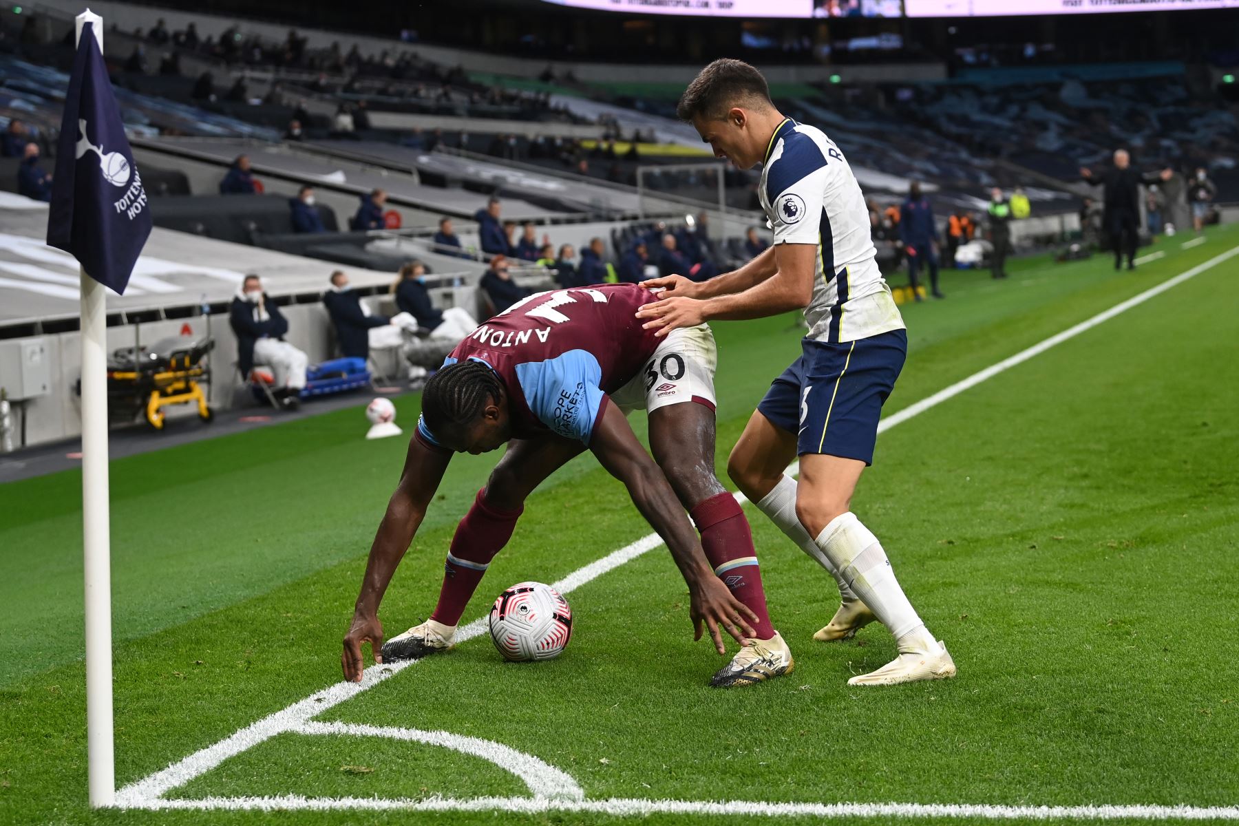 El mediocampista inglés del West Ham United, Michail Antonio, detiene al defensor español del Tottenham Hotspur, Sergio Reguilon, durante el partido de fútbol de la Premier League. Foto: AFP
