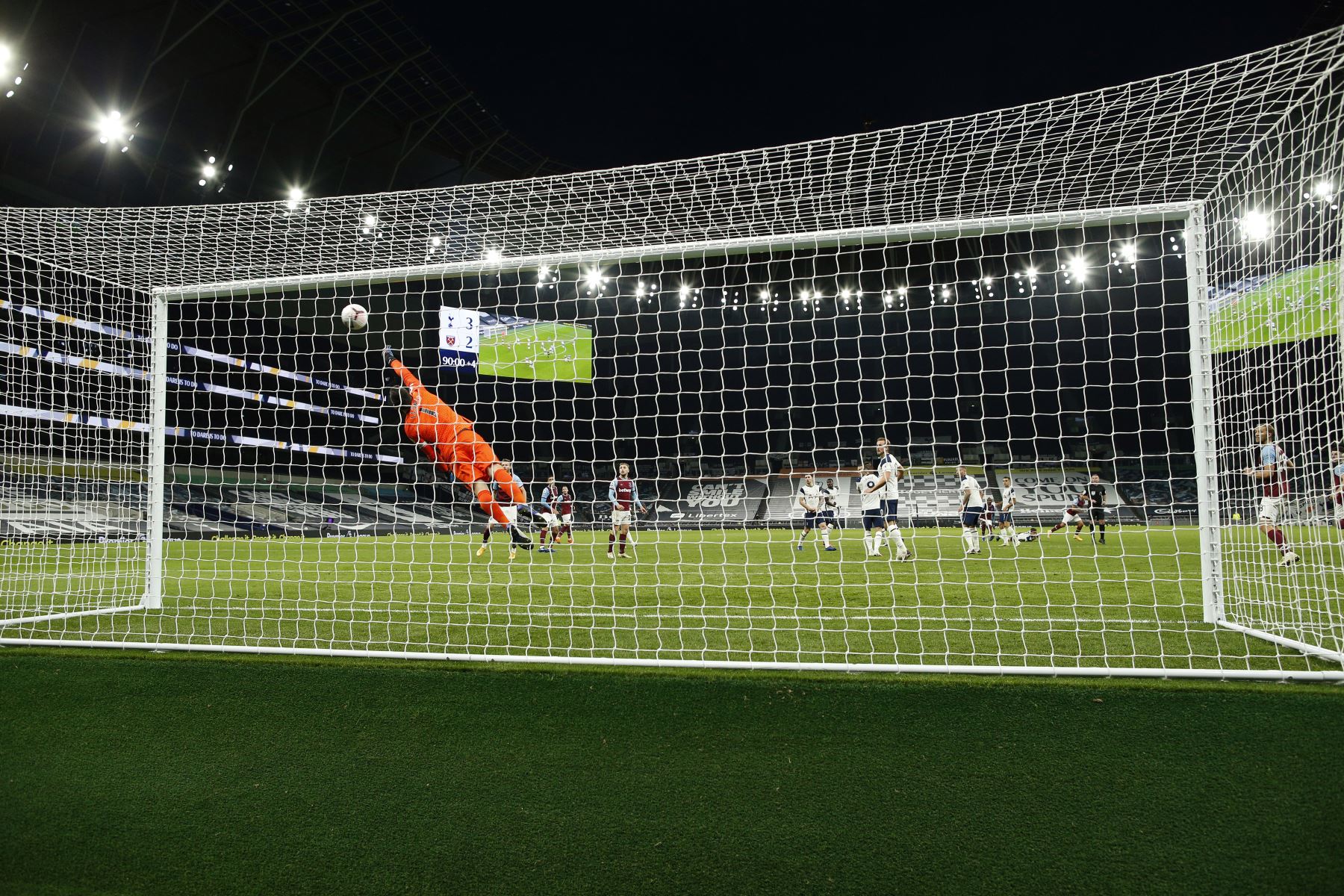 El portero francés del Tottenham Hotspur, Hugo Lloris, concede el tercer gol del mediocampista argentino del West Ham United, Manuel Lanzini, durante el partido de fútbol de la Premier League. Foto: AFP