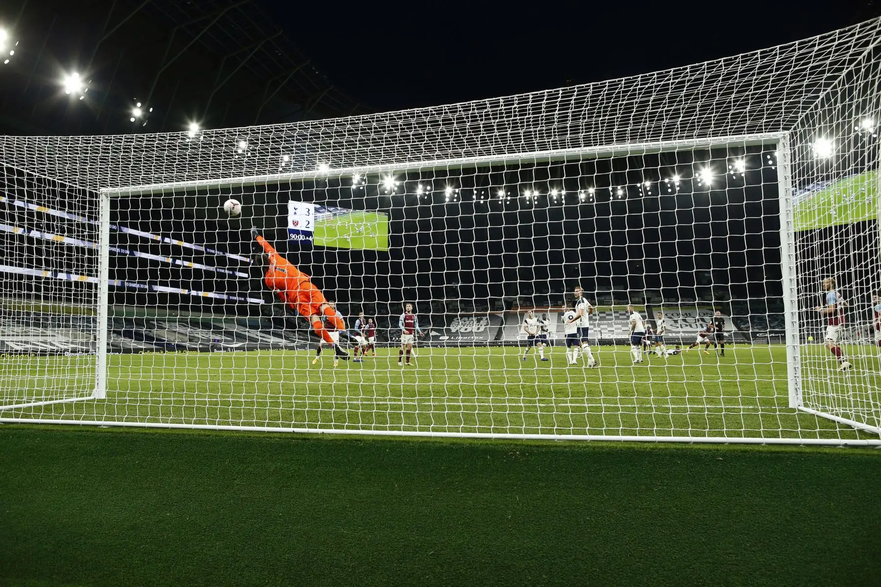 El portero francés del Tottenham Hotspur, Hugo Lloris, concede el tercer gol del mediocampista argentino del West Ham United, Manuel Lanzini, durante el partido de fútbol de la Premier League. Foto: AFP