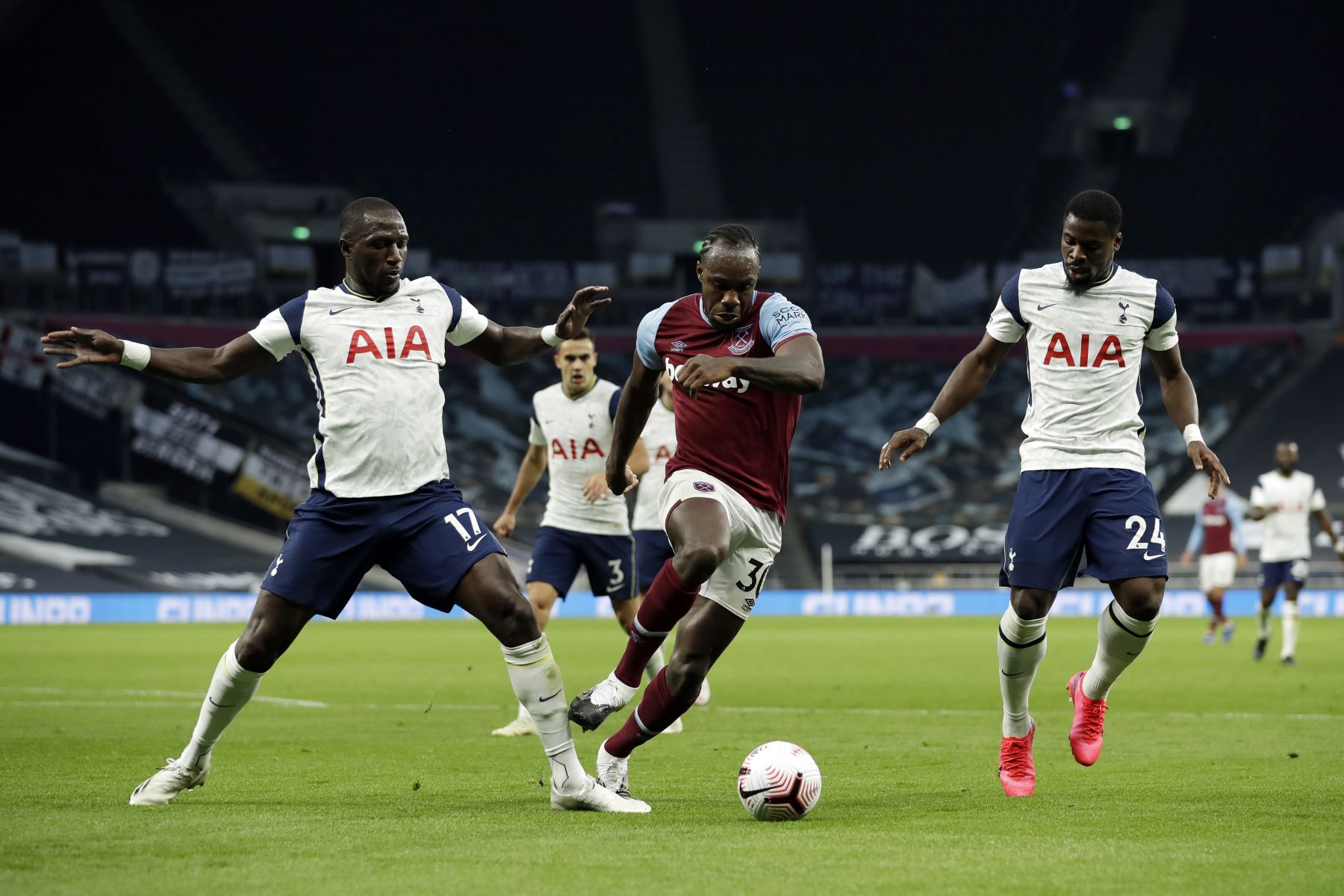 El mediocampista francés del Tottenham Hotspur Moussa Sissoko y el mediocampista inglés del West Ham United, Michail Antonio, compiten por el balón durante el partido de fútbol de la Premier League. Foto: AFP
