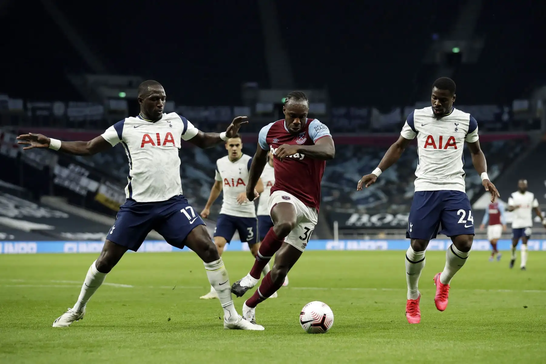 El mediocampista francés del Tottenham Hotspur Moussa Sissoko y el mediocampista inglés del West Ham United, Michail Antonio, compiten por el balón durante el partido de fútbol de la Premier League. Foto: AFP