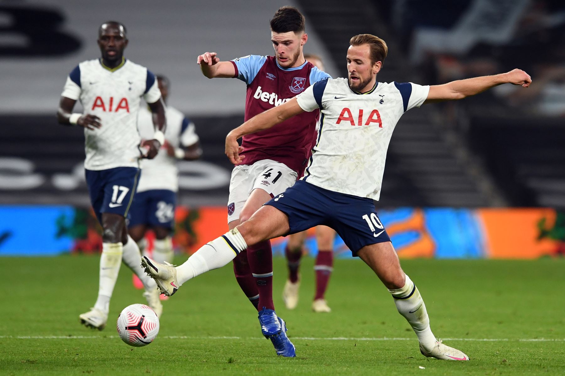 El centrocampista inglés Declan Rice del West Ham United y el delantero inglés Harry Kane del Tottenham Hotspur compiten por el balón durante el partido de fútbol de la Premier League. Foto: AFP