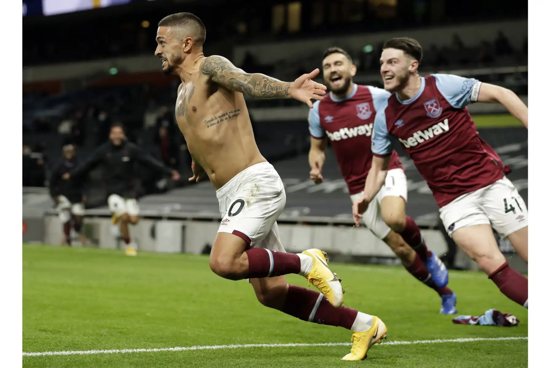 El centrocampista argentino del West Ham United, Manuel Lanzini, celebra su tercer gol durante el partido de fútbol de la Premier League. Foto: AFP