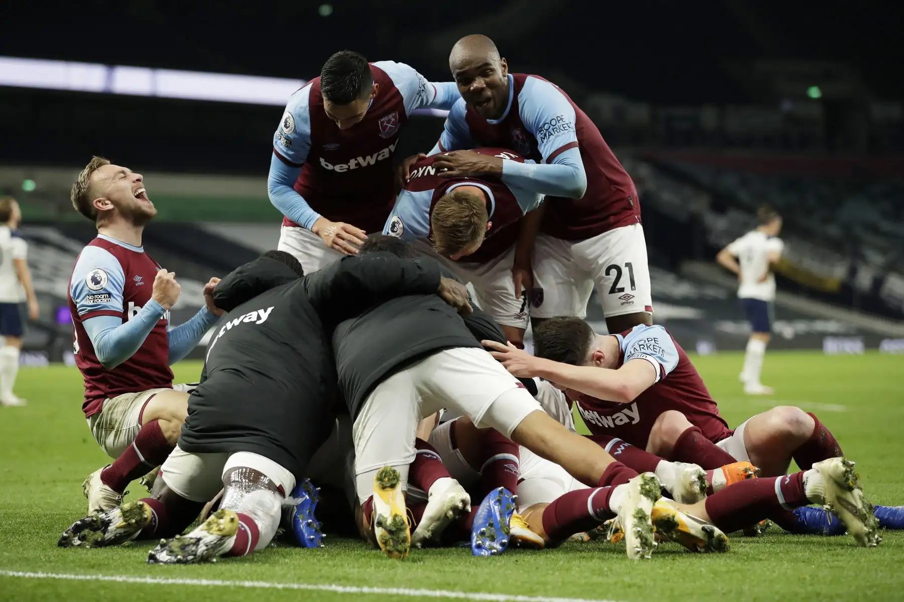 Los jugadores del West Ham celebran luego el mediocampista argentino, Manuel Lanzini, anote su tercer gol durante el partido de fútbol de la Premier League. Foto: AFP