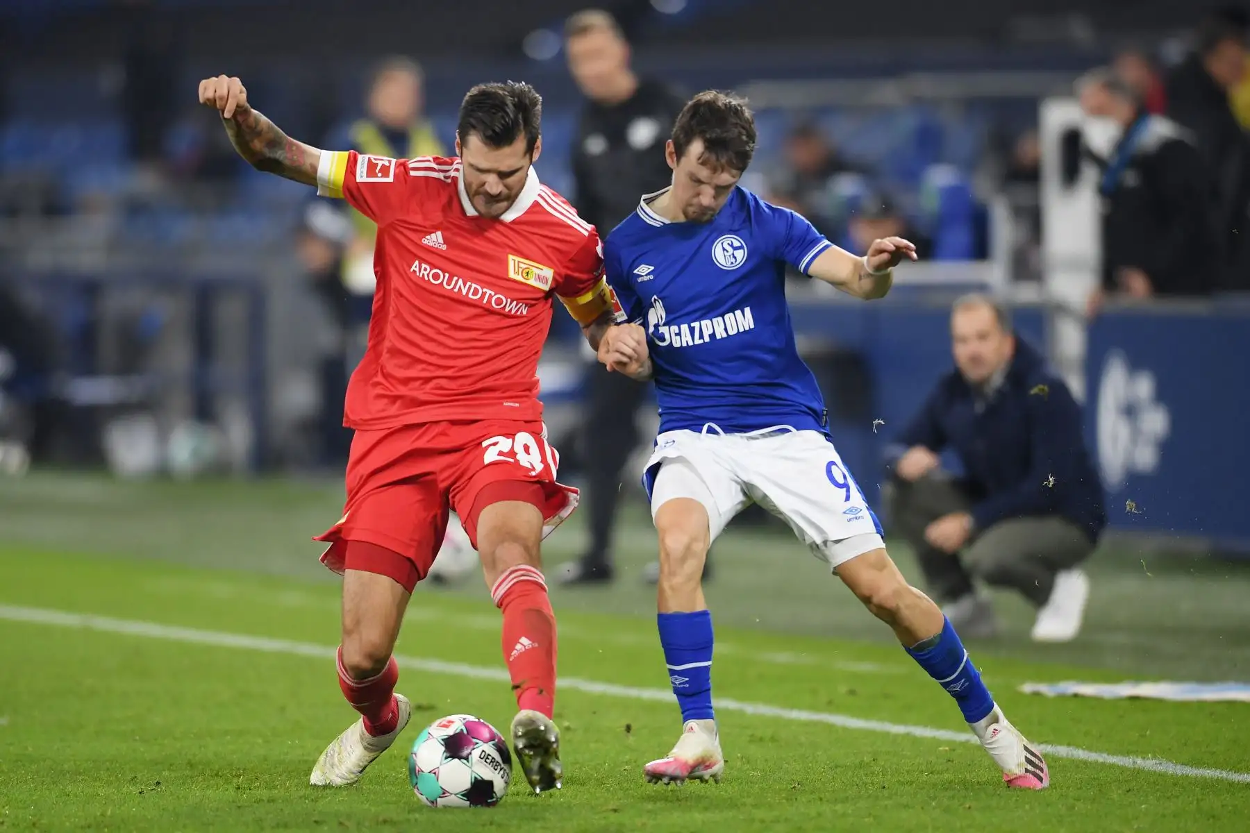 Christopher Trimmel FC Union Berlin lucha por el balón contra Benito Raman del FC Schalke 04 durante el partido de la Bundesliga en el Veltins-Arena en Gelsenkirchen, Alemania. Foto: EFE
