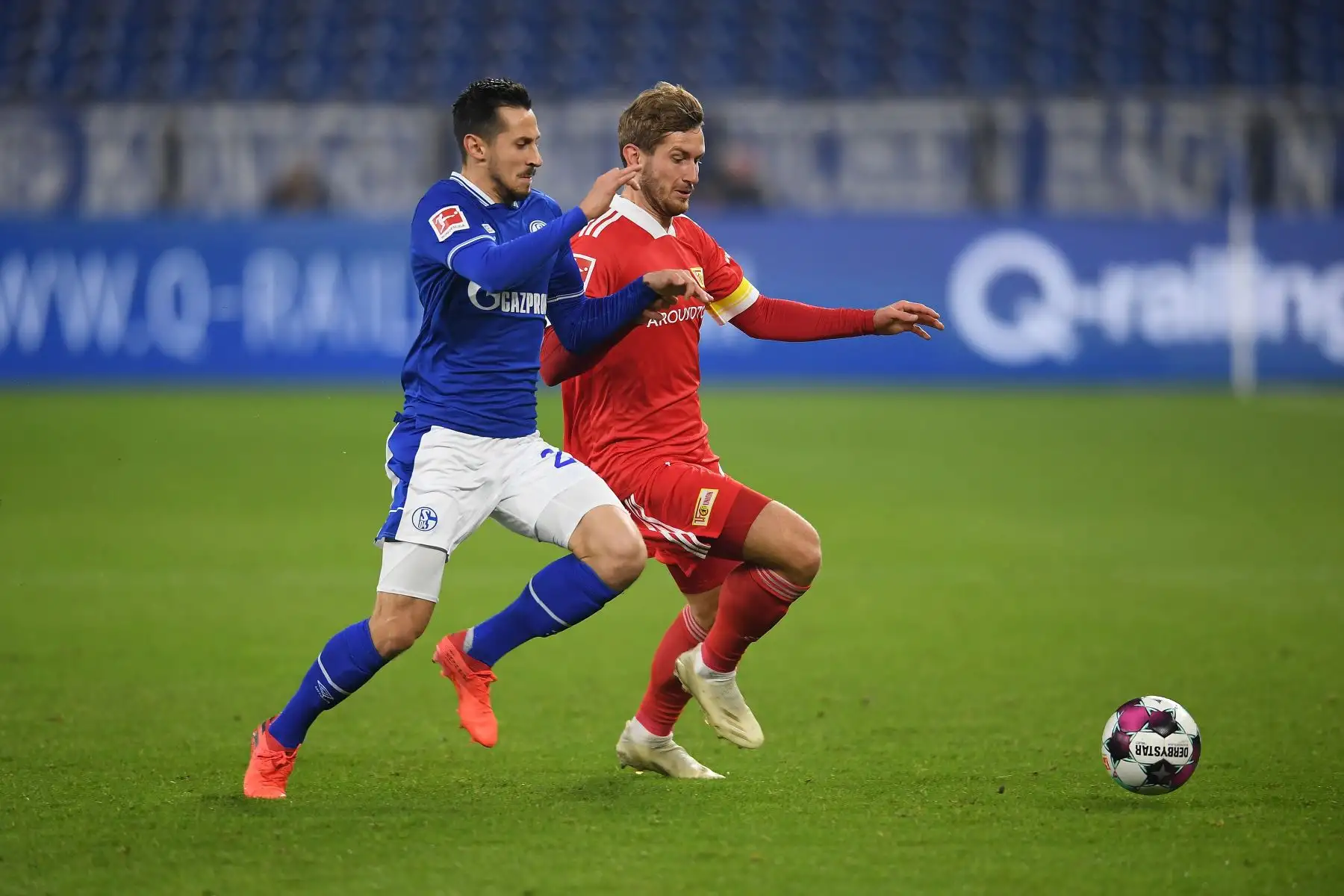 Steven Skrzybski del FC Schalke 04 lucha por el balón contra Christopher Lenz del Union Berlin durante el partido de la Bundesliga en Veltins-Arena, en Gelsenkirchen, Alemania. Foto: EFE