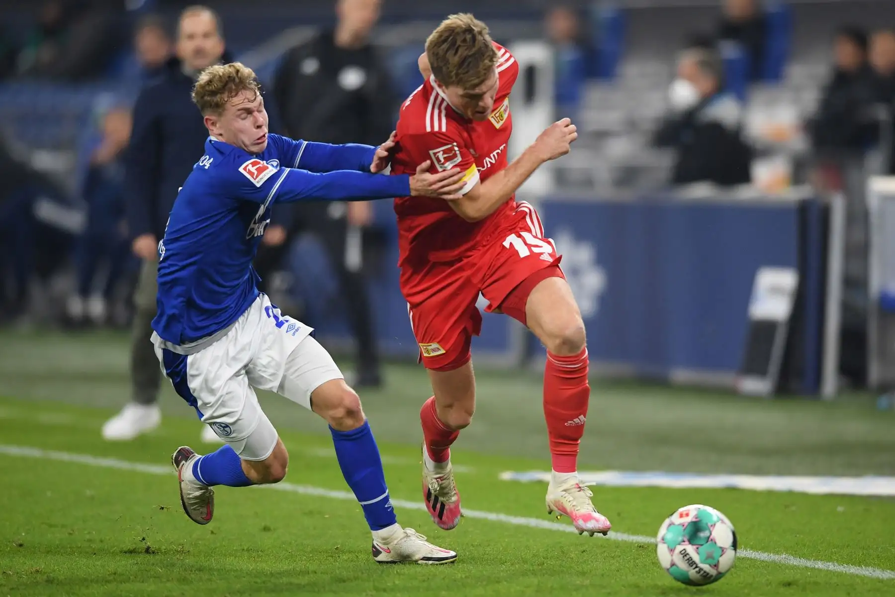 Kilian Ludewig del FC Schalke 04 lucha por el balón contra Marius Bulter del FC Union Berlin durante el partido de la Bundesliga en Veltins-Arena en Gelsenkirchen, Alemania. Foto: EFE