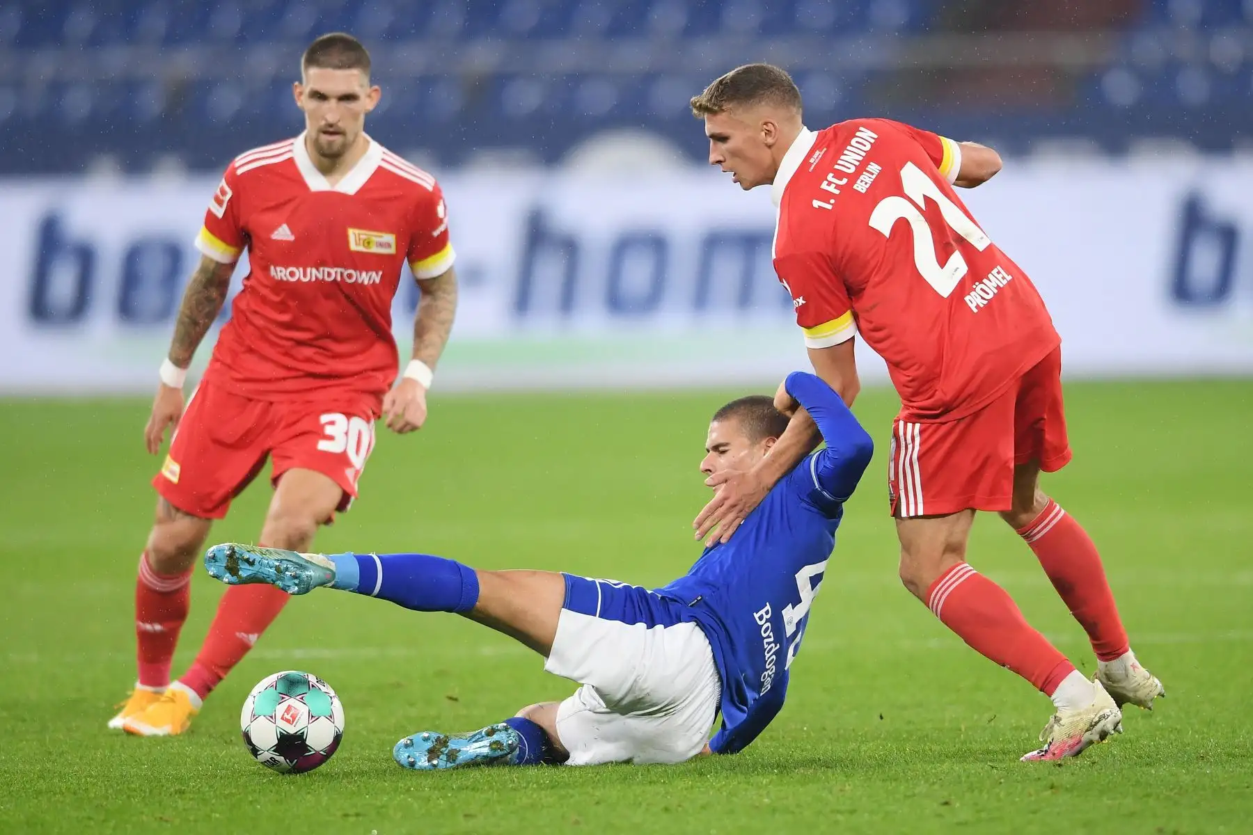 Can Bozdogan del FC Schalke 04 compite por el balón contra Grischa Promel del FC Union Berlin durante el partido de la Bundesliga en el Veltins-Arena en Gelsenkirchen, Alemania. Foto: EFE