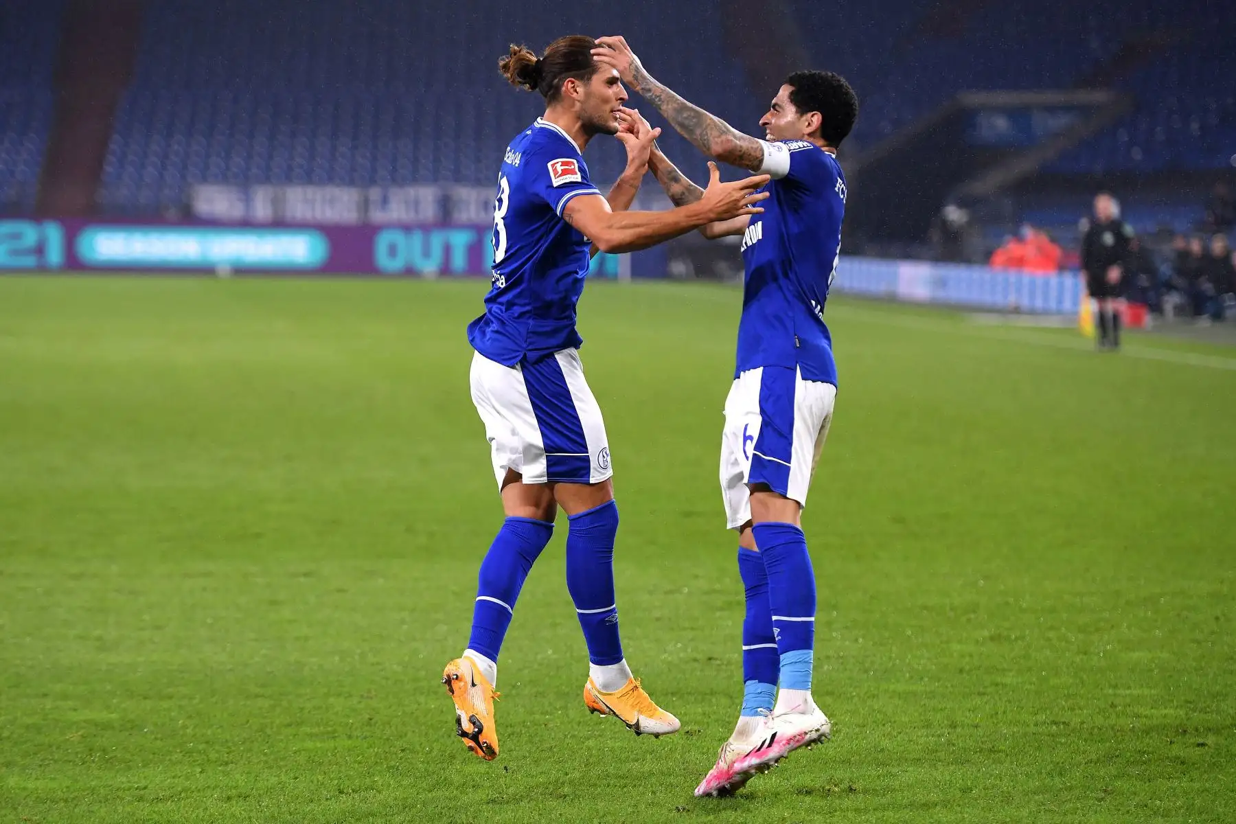 Goncalo Paciencia del FC Schalke 04 celebra con su compañero Omar Mascarell tras marcar el 1-1 durante el partido de la Bundesliga en el Veltins-Arena en Gelsenkirchen, Alemania. Foto: EFE