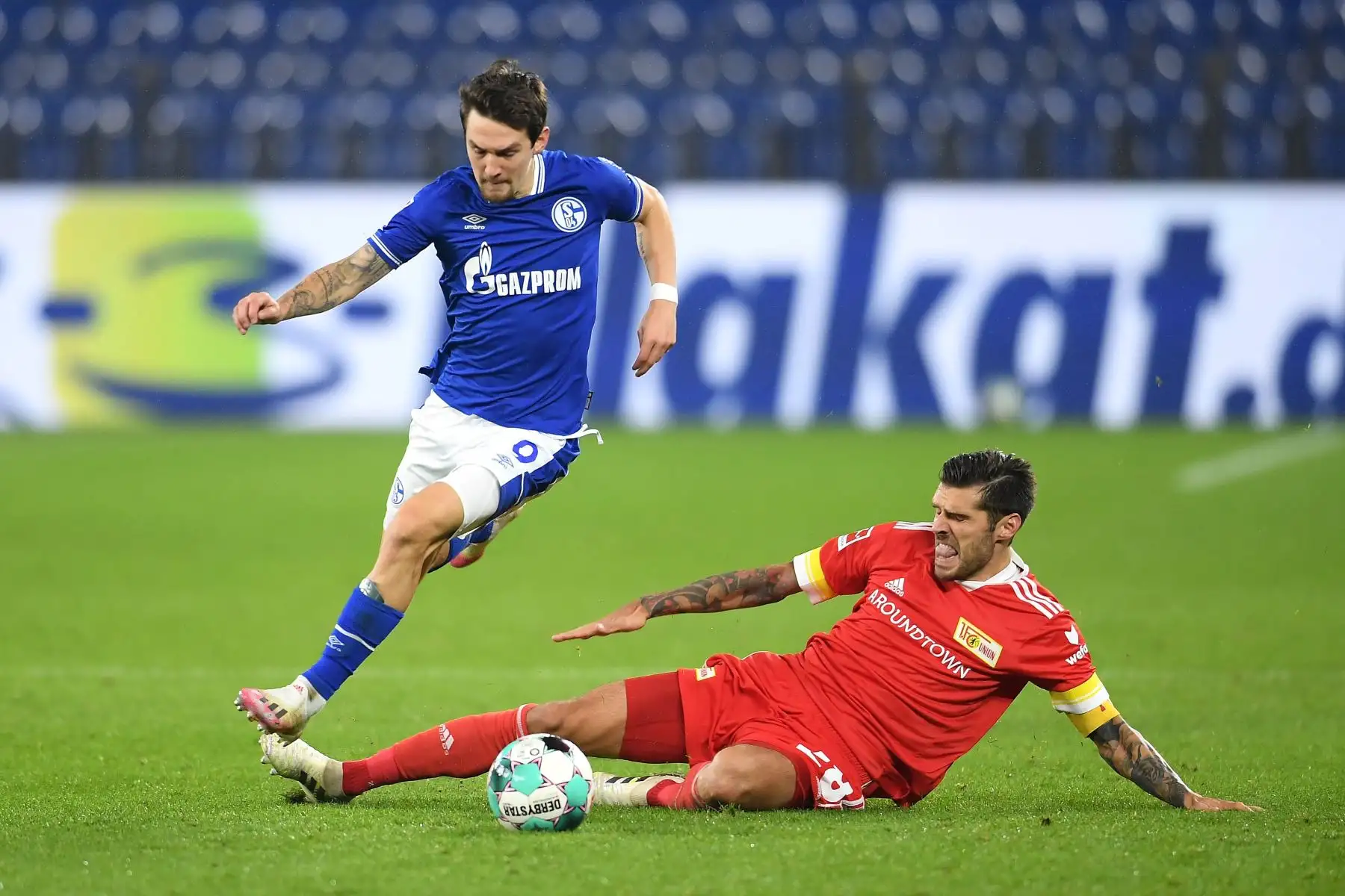 Benito Raman del FC Schalke 04 es desafiado por Christopher Trimmel del FC Union Berlin durante el partido de la Bundesliga en el Veltins-Arena en Gelsenkirchen, Alemania. Foto: EFE