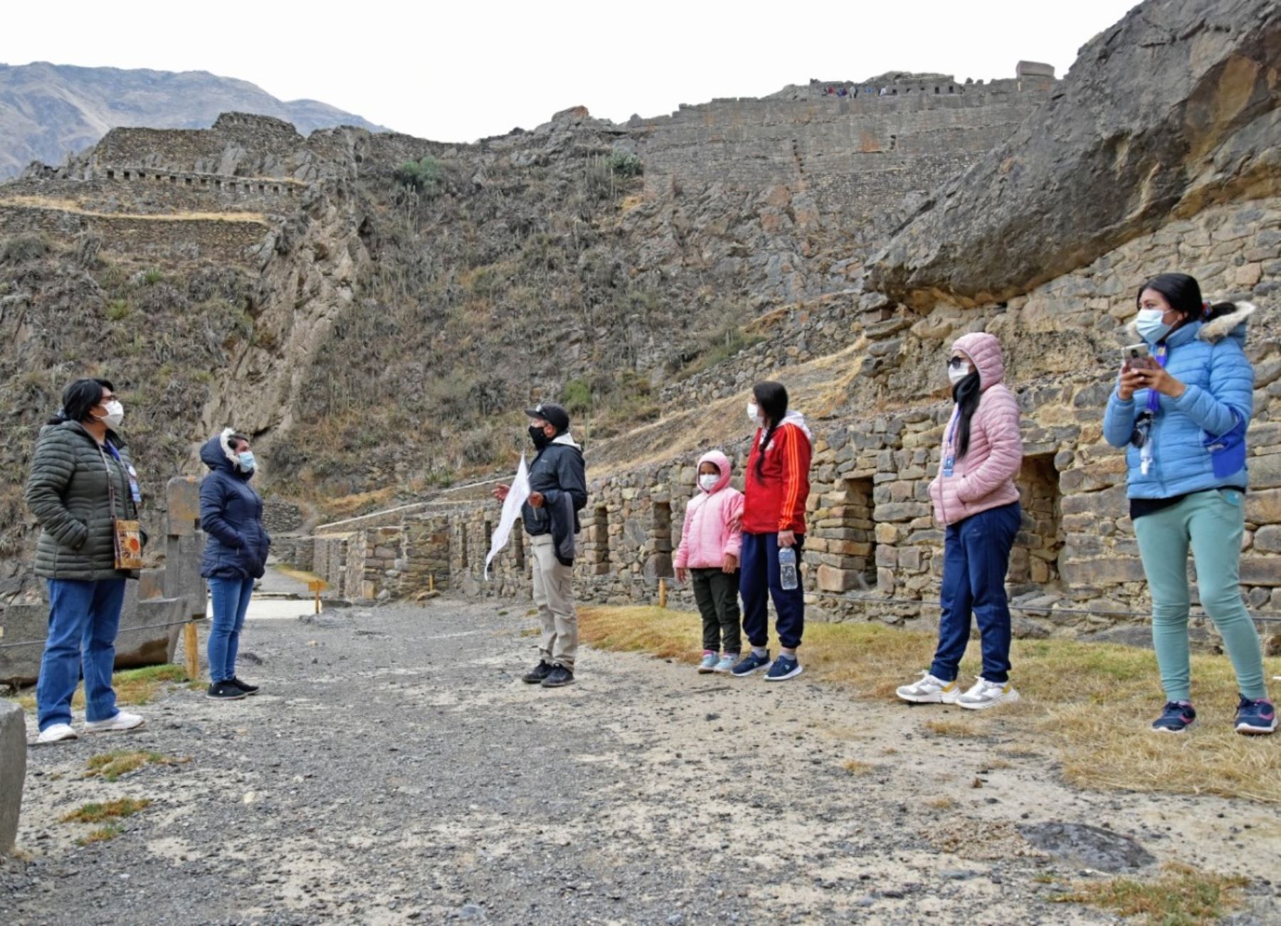 Un merecido reconocimiento recibieron en Cusco los profesionales de la salud y los trabajadores que están en la primera línea de lucha contra el covid-19. Ellos visitaron los parques arqueológicos de esta región que han reabierto al público.