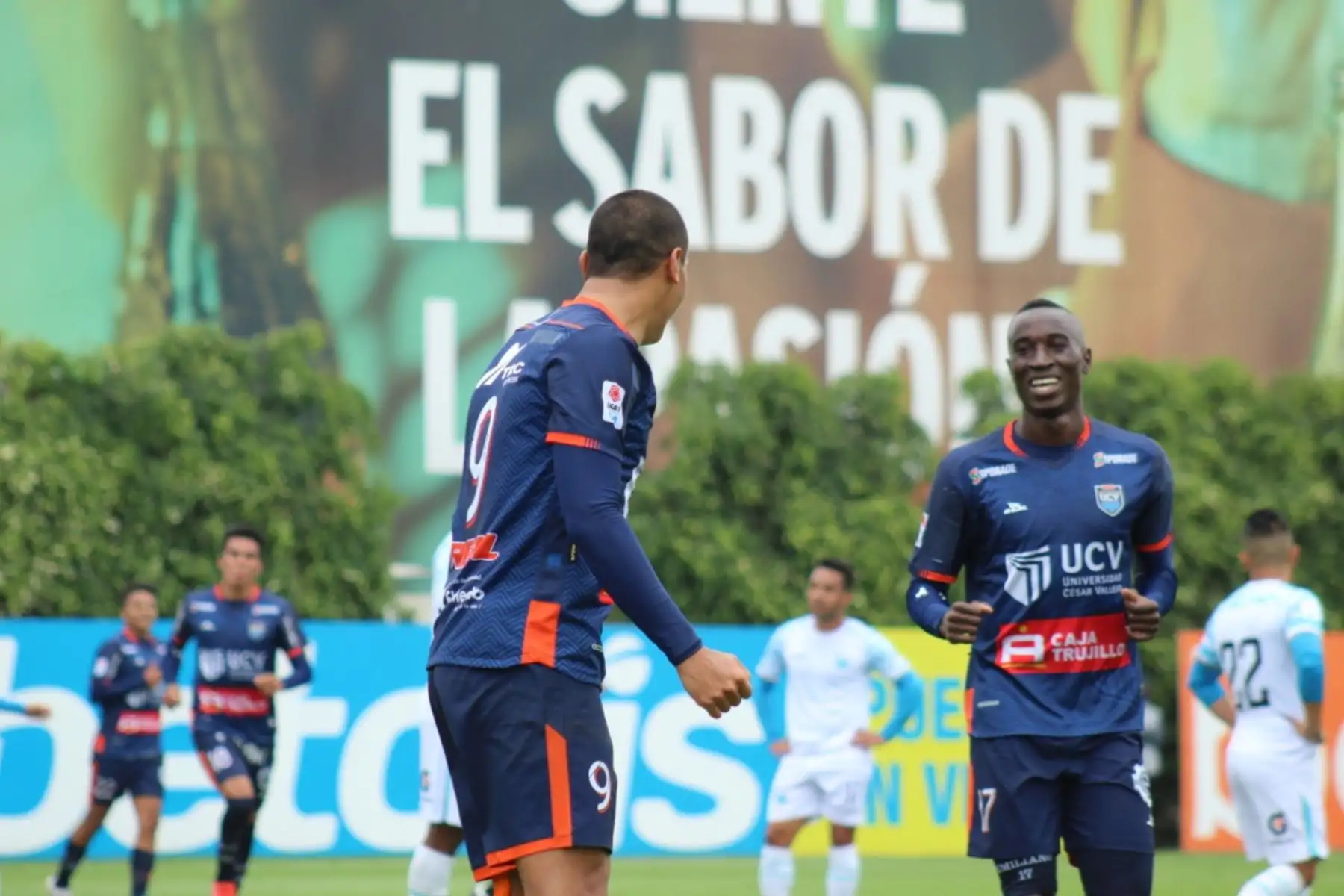 El futbolista Yorleys Mena marca el primer gol para César Vallejo ante Deportivo Llacuabamba por la jornada 19 de la Liga 1, en el estadio Iván Elías Moreno. Foto: Liga 1