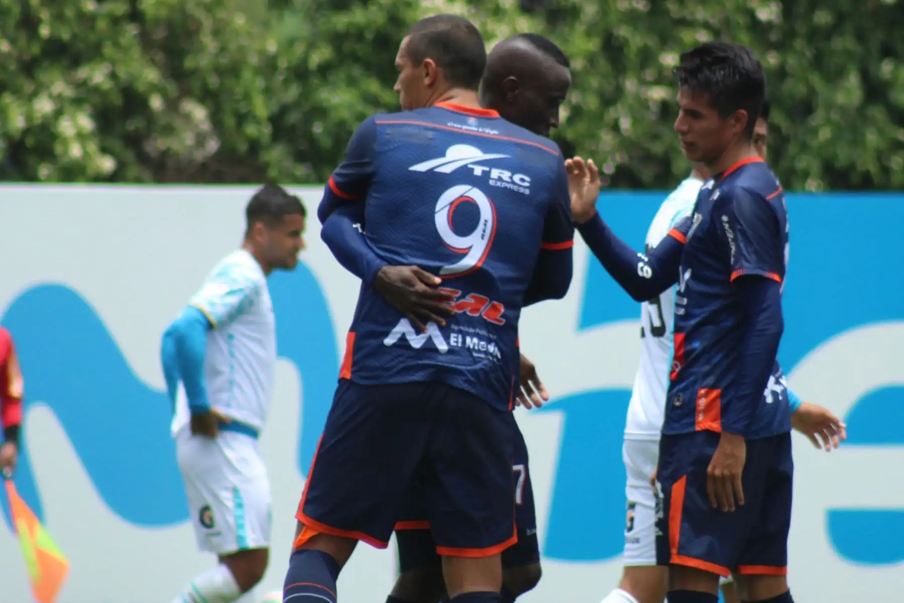 El futbolista Yorleys Mena marca el primer gol para César Vallejo ante Deportivo Llacuabamba por la jornada 19 de la Liga 1, en el estadio Iván Elías Moreno. Foto: Liga 1