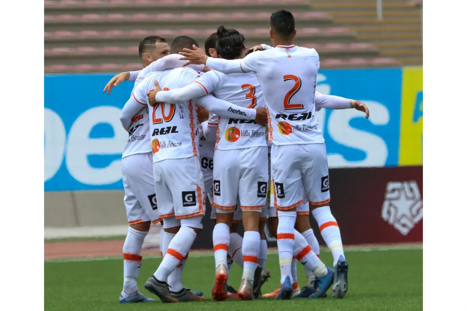 El futbolista Minzum Quina de Ayacucho FC celebra junto a sus compañeros tras anotar un gol a Carlos Stein por la fecha 19 de la Liga 1, en el estadio San Marcos. Foto: Liga 1