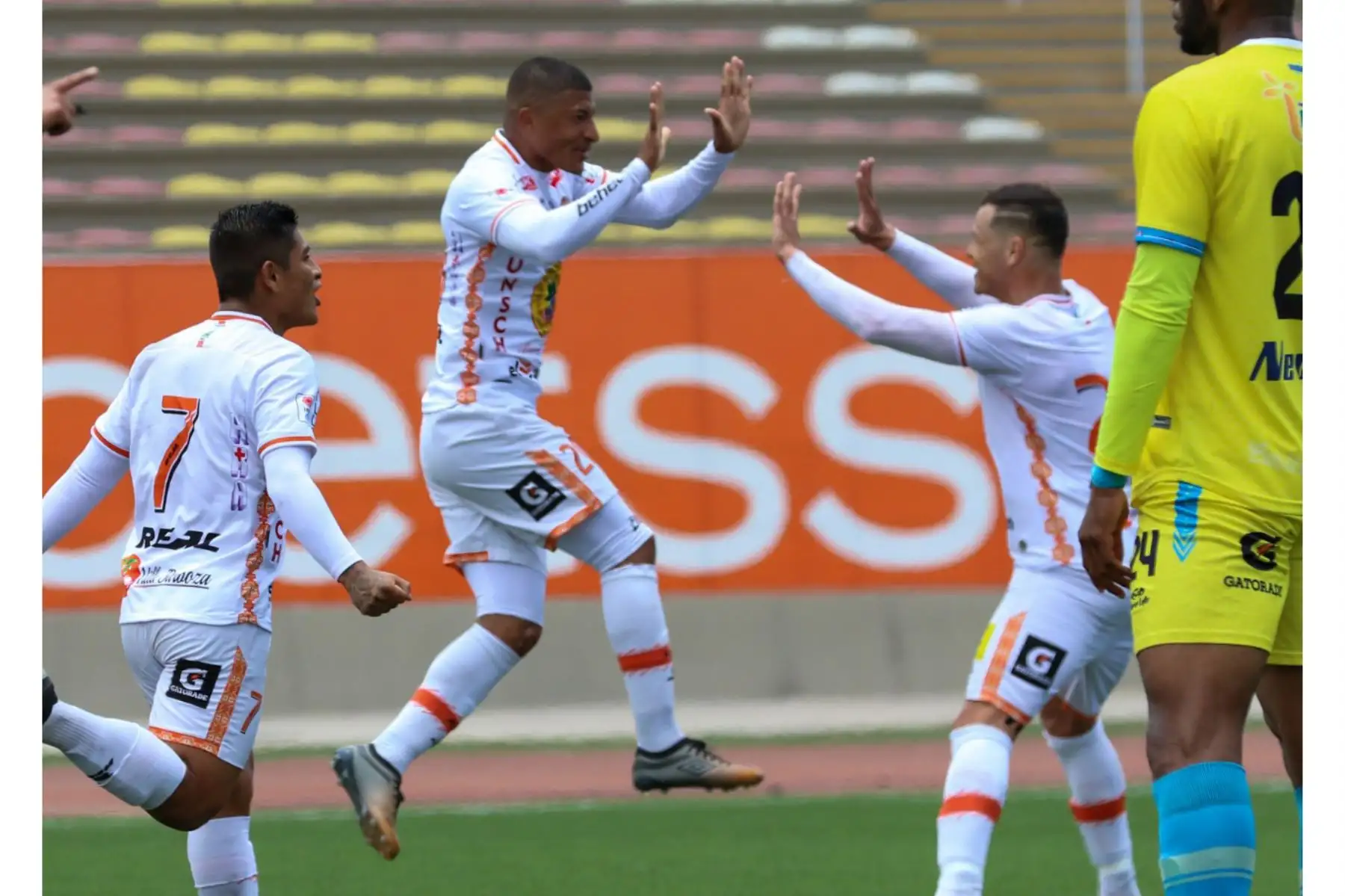 El futbolista Minzum Quina de Ayacucho FC celebra junto a sus compañeros tras anotar un gol a Carlos Stein por la fecha 19 de la Liga 1, en el estadio San Marcos. Foto: Liga 1