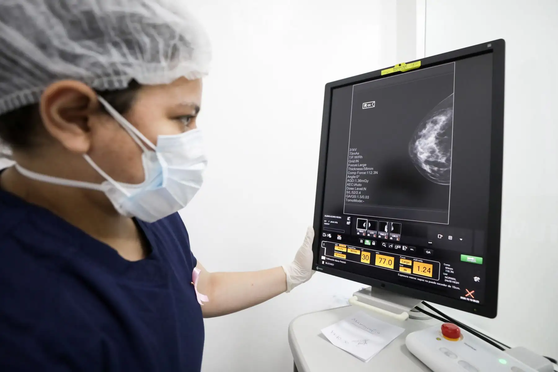 EsSalud realizó mamografías 3D a heroínas bomberas para descartar cáncer de mama. Foto:ANDINA/EsSalud.