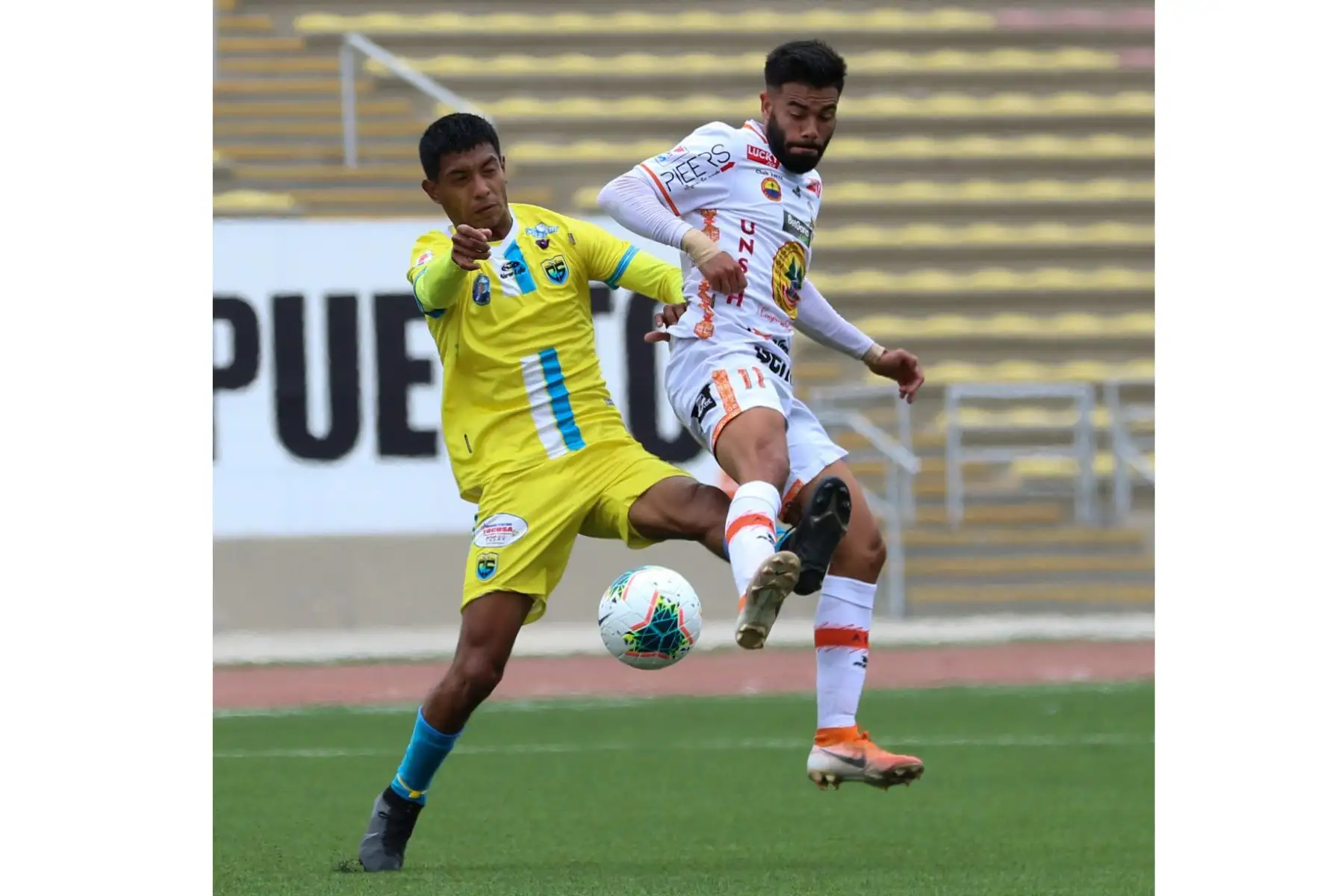 El futbolista L. Sosa de Ayacucho FC se enfrenta a su rival de Carlos Stein por la fecha 19 de la Liga 1, en el estadio San Marcos. Foto: Liga 1