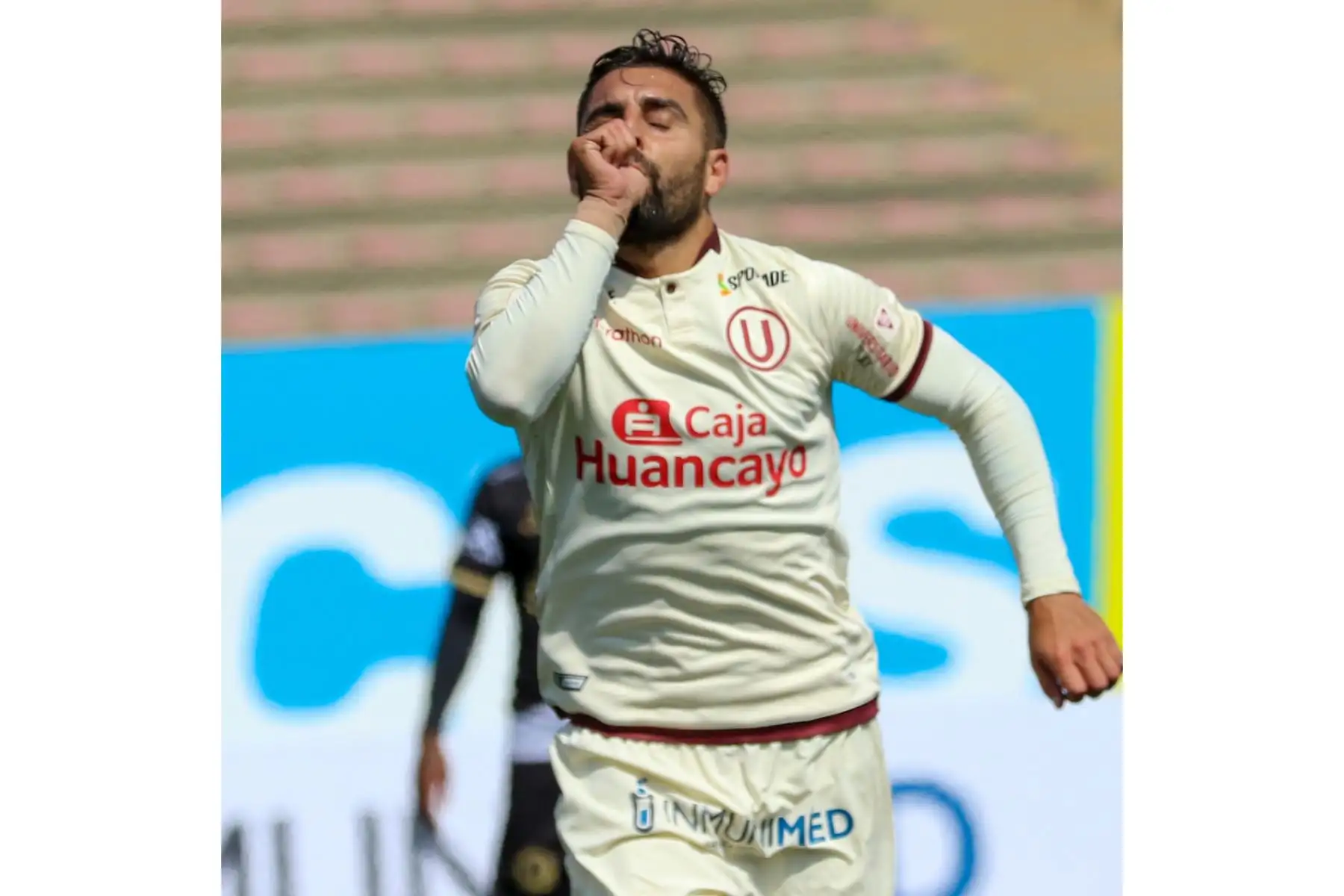 El futbolista Luis Urruti de Universitario celebra tras anotar el primer gol ante Cusco FC por la fecha 19 de la Liga 1, en el estadio San Marcos. Foto: Liga: 1