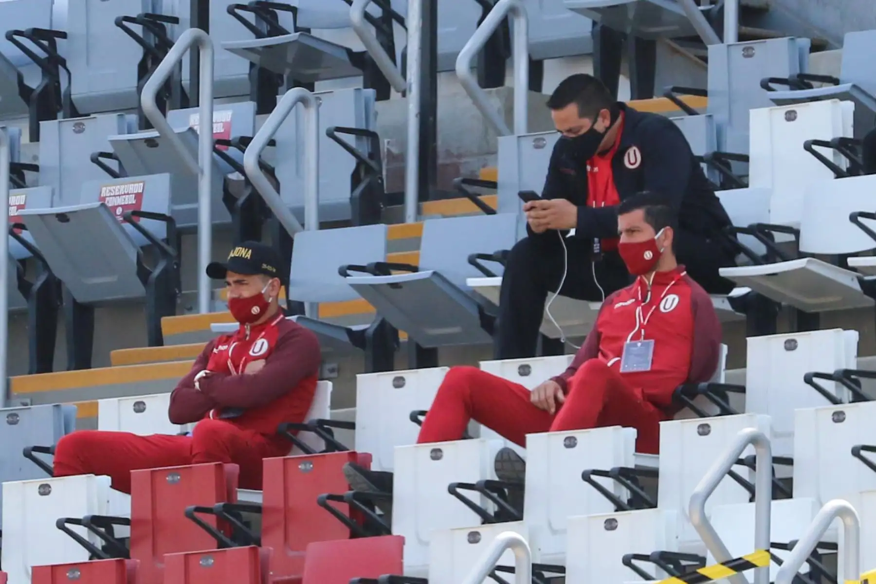 Los futbolistas Federico Alonso y Jonathan Dos Santos de Universitarios, actualmente lesionados, acompañan a su equipo desde la tribuna del estadio San Marcos. Foto: Liga 1