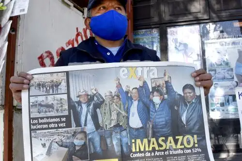 Mientras el conteo oficial avanza lentamente, los saludos a Arce se multiplicaron e incluso el expresidente Carlos Mesa, el candidato centrista que peleó en la cima, reconoció su derrota en primera vuelta. Foto: AFP