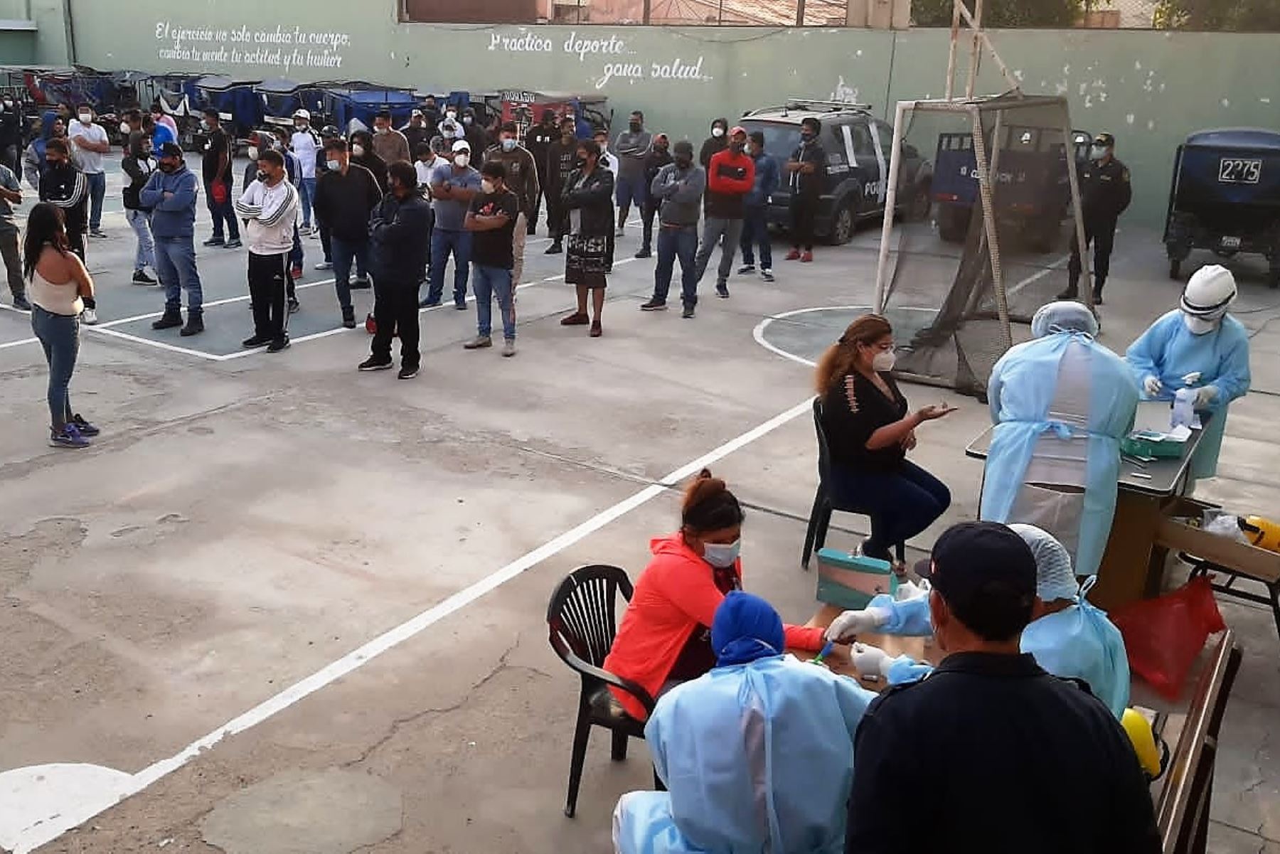 Detenidos en una fiesta clandestina en Nuevo Chimbote pasan por un control rápido para detectar covid-19. Foto: ANDINA/Difusión