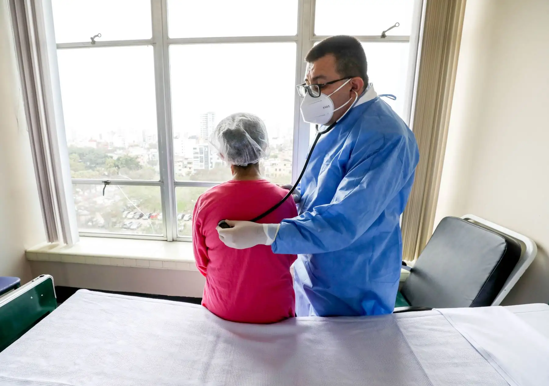 Dr. Brady Beltrán, destacado oncólogo peruano, recomendó a quienes detecten protuberancias en el cuello, mandíbula, axilas, detrás de los dedos y en la ingle realizarse una biopsia para descartar este tipo de neoplasia. Foto: ANDINA/Difusión