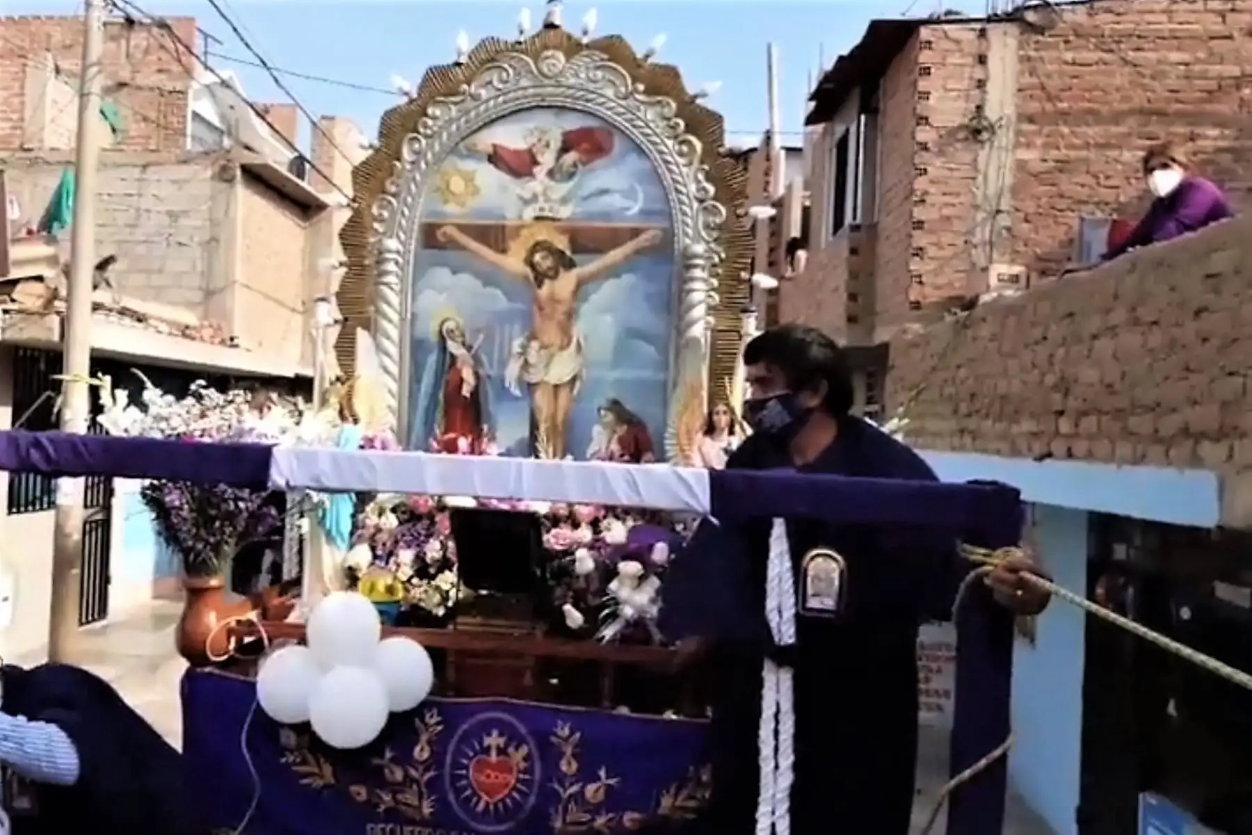 Imagen del Señor de los Milagros recorrió las calles del distrito de La Esperanza, en Trujillo. Los fieles observaron el paso de la imagen desde sus viviendas.