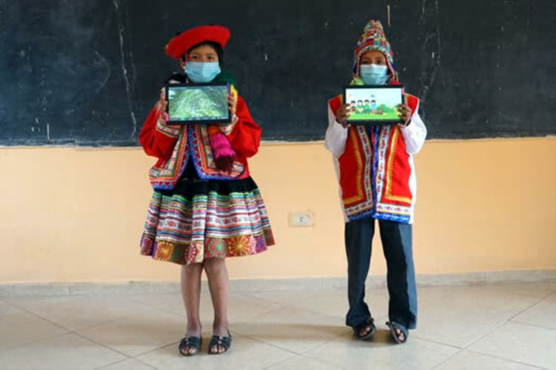 En la provincia de Quispicanchi, el ministro Martín Benavides inició la entrega de las primeras tabletas en la región Cusco.