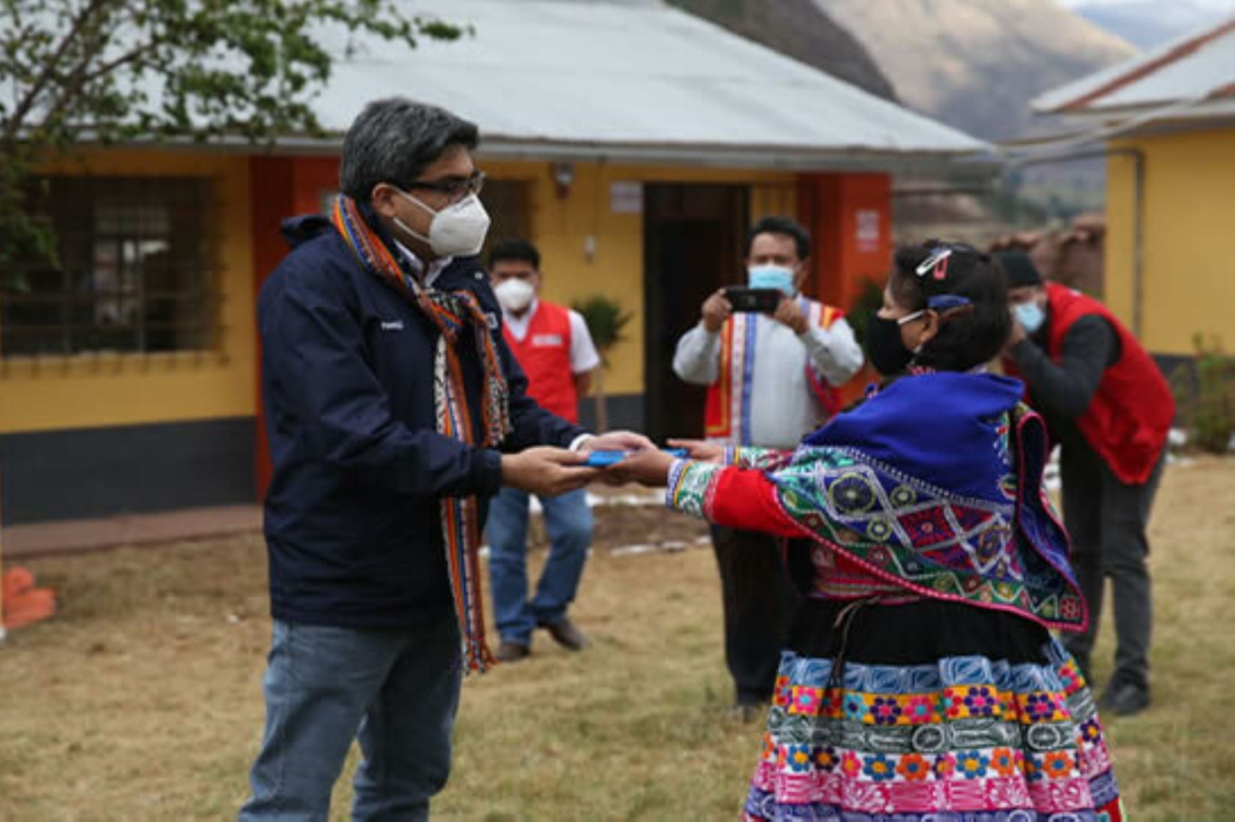 En la provincia de Quispicanchi, el ministro Martín Benavides inició la entrega de las primeras tabletas en la región Cusco.