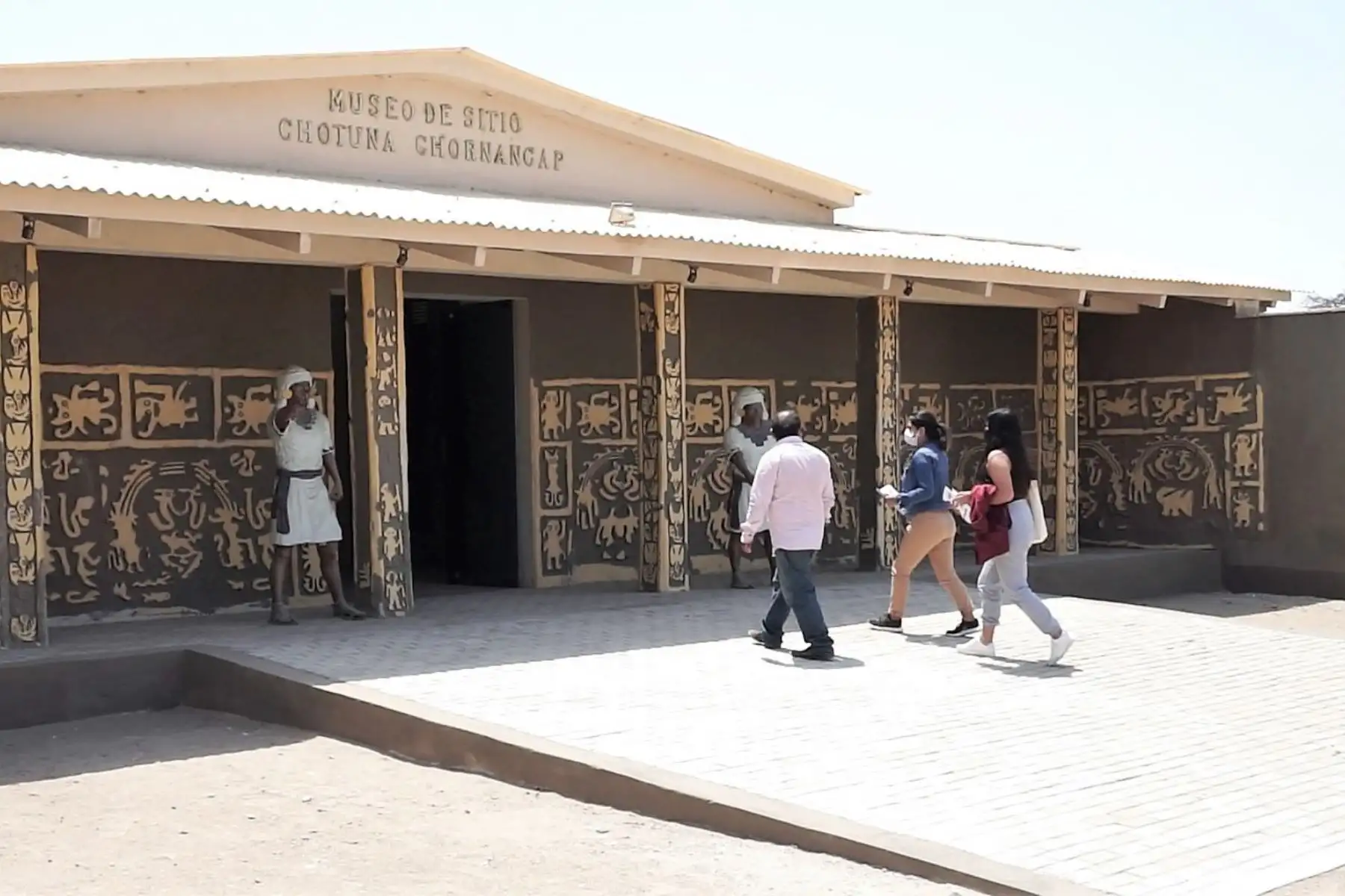 Primeros visitantes al museo Chotuna Chornancap, en la región Lambayeque, tras la reanudación de las actividades turísticas.  ANDINA/Difusión