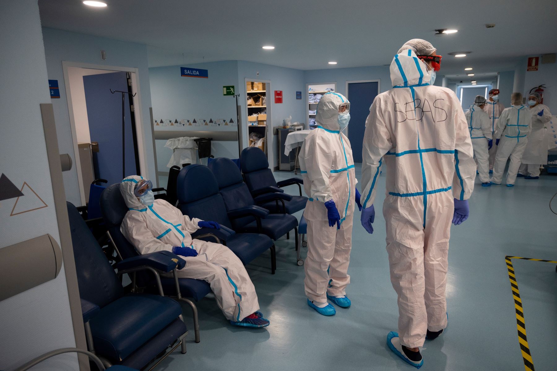 Los trabajadores sanitarios se toman un descanso en la Unidad de Cuidados Intensivos (UCI) del Hospital Universitario Severo Ochoa de Leganés. Foto: AFP