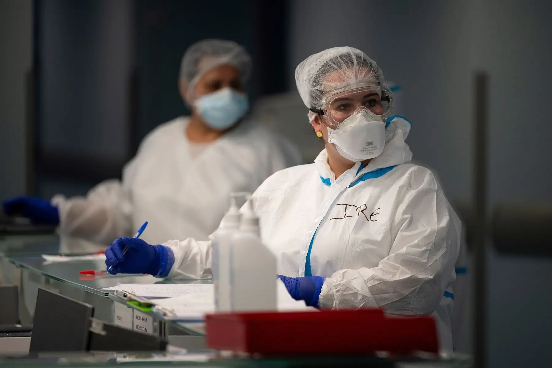 Los trabajadores sanitarios trabajan en la Unidad de Cuidados Intensivos (UCI) del Hospital Universitario Severo Ochoa de Leganés, en Madrid. Foto: AFP