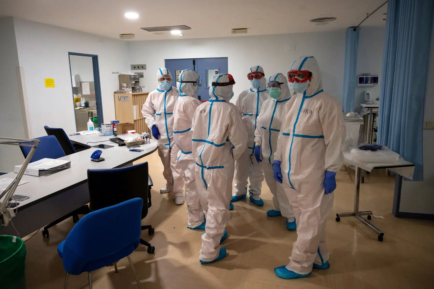 Trabajadores sanitarios charlan en la Unidad de Cuidados Intensivos (UCI) del Hospital Universitario Severo Ochoa de Leganés, en Madrid. Foto: AFP