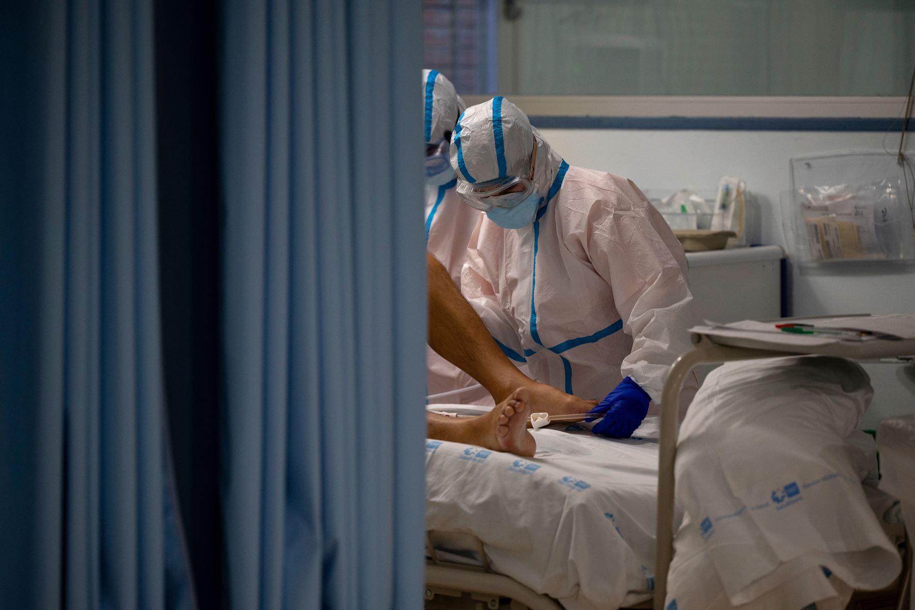 Los trabajadores sanitarios atienden a un paciente con coronavirus en la Unidad de Cuidados Intensivos (UCI) del Hospital Universitario Severo Ochoa de Leganés, en Madrid. Foto: AFP
