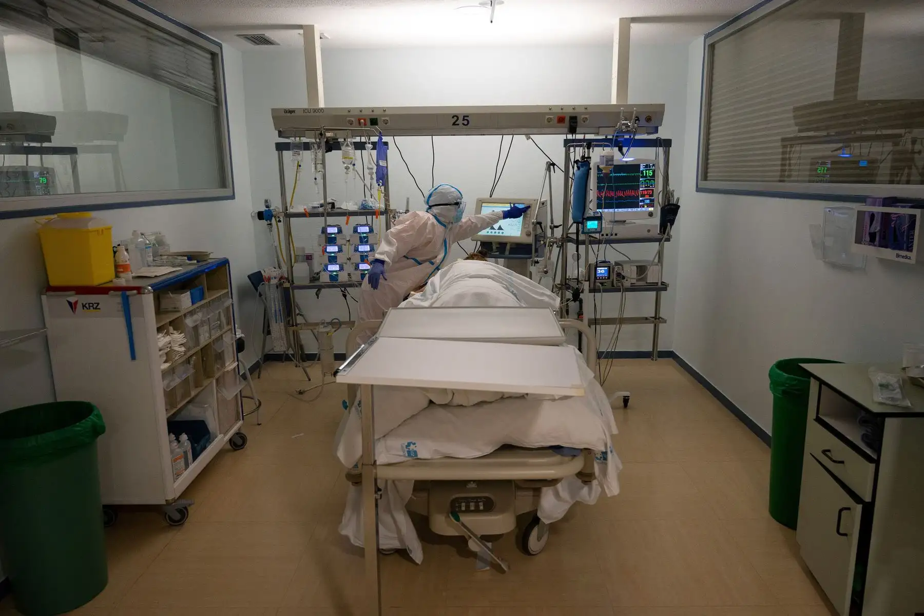 Un trabajador sanitario atiende a un paciente con coronavirus en la Unidad de Cuidados Intensivos (UCI) del Hospital Universitario Severo Ochoa de Leganés, en Madrid. Foto: AFP