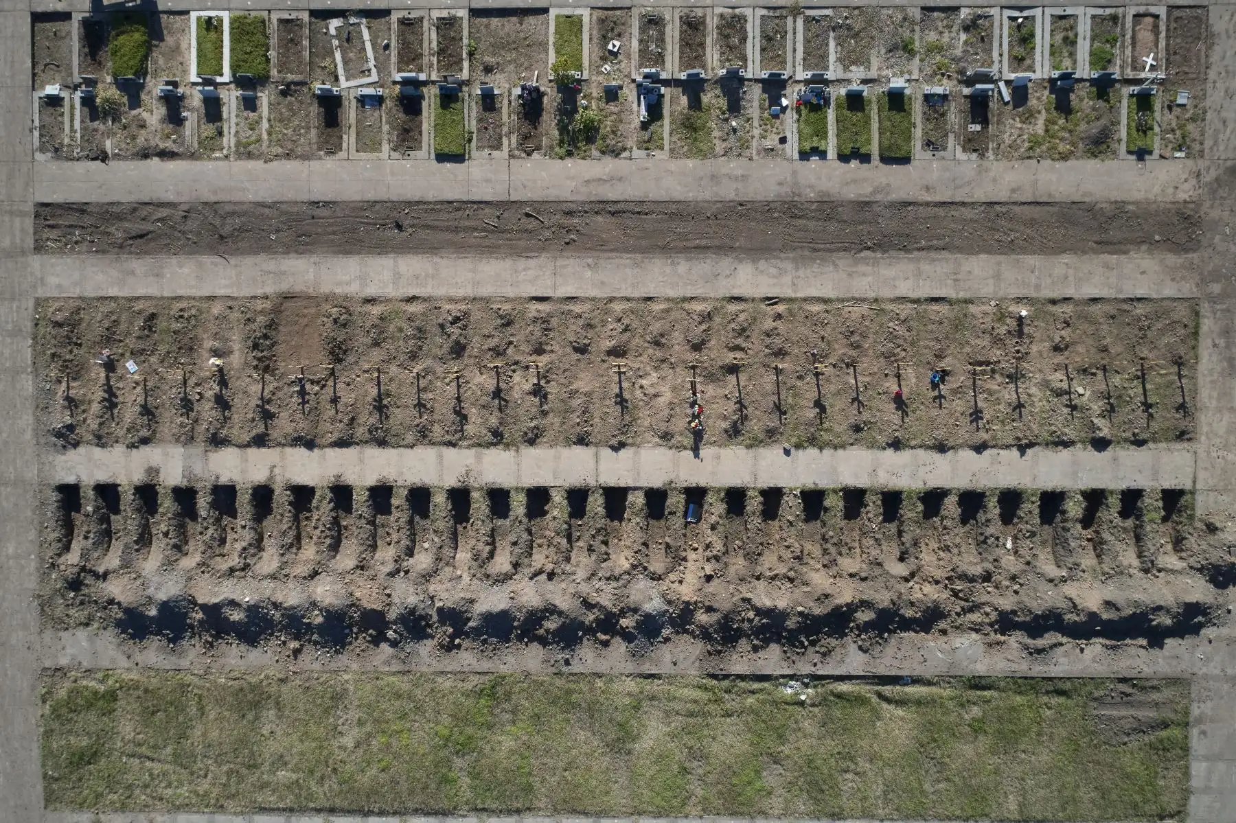 Tumbas para hacer frente a la cantidad de fallecidos durante la pandemia del Covid-19 en el cementerio de Flores, en Buenos Aires, 11 de agosto de 2020. Foto: AFP