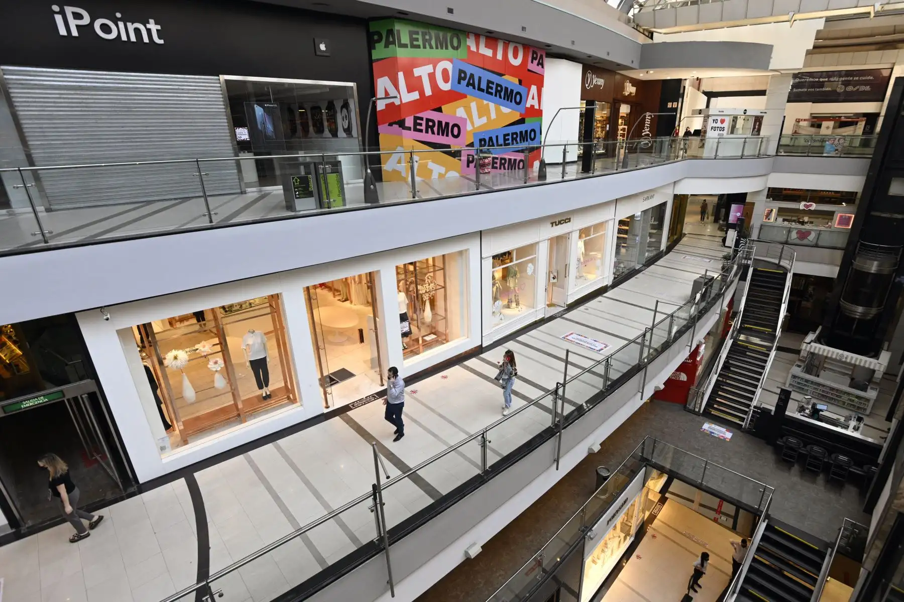 Vista de un centro comercia en Buenos Aires tras su reapertura, el 14 de octubre de 2020, en medio de la  pandemia por coronavirus. Foto: AFP