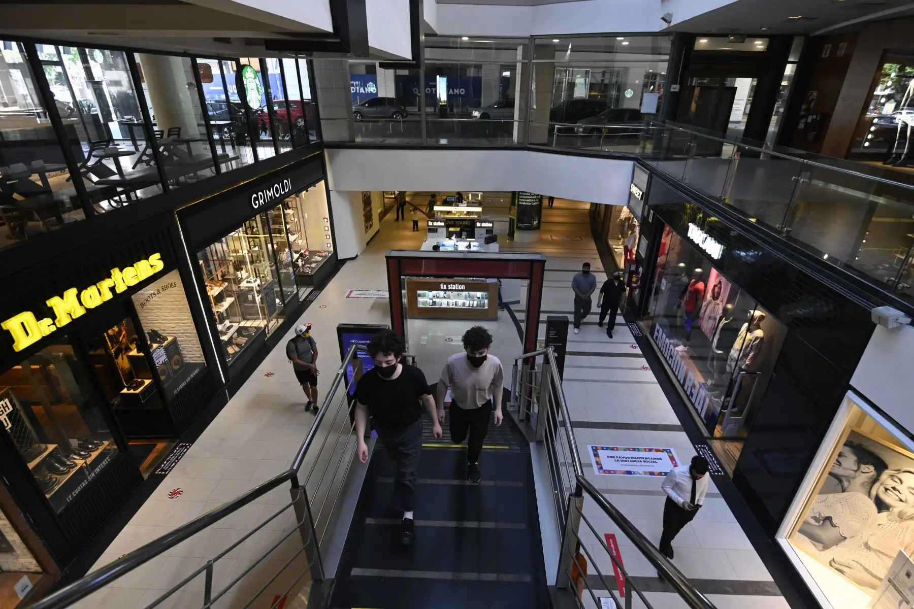 Vista de un centro comercial en Buenos Aires tras su reapertura, el 14 de octubre de 2020, en medio de la  pandemia por coronavirus. Foto: AFP