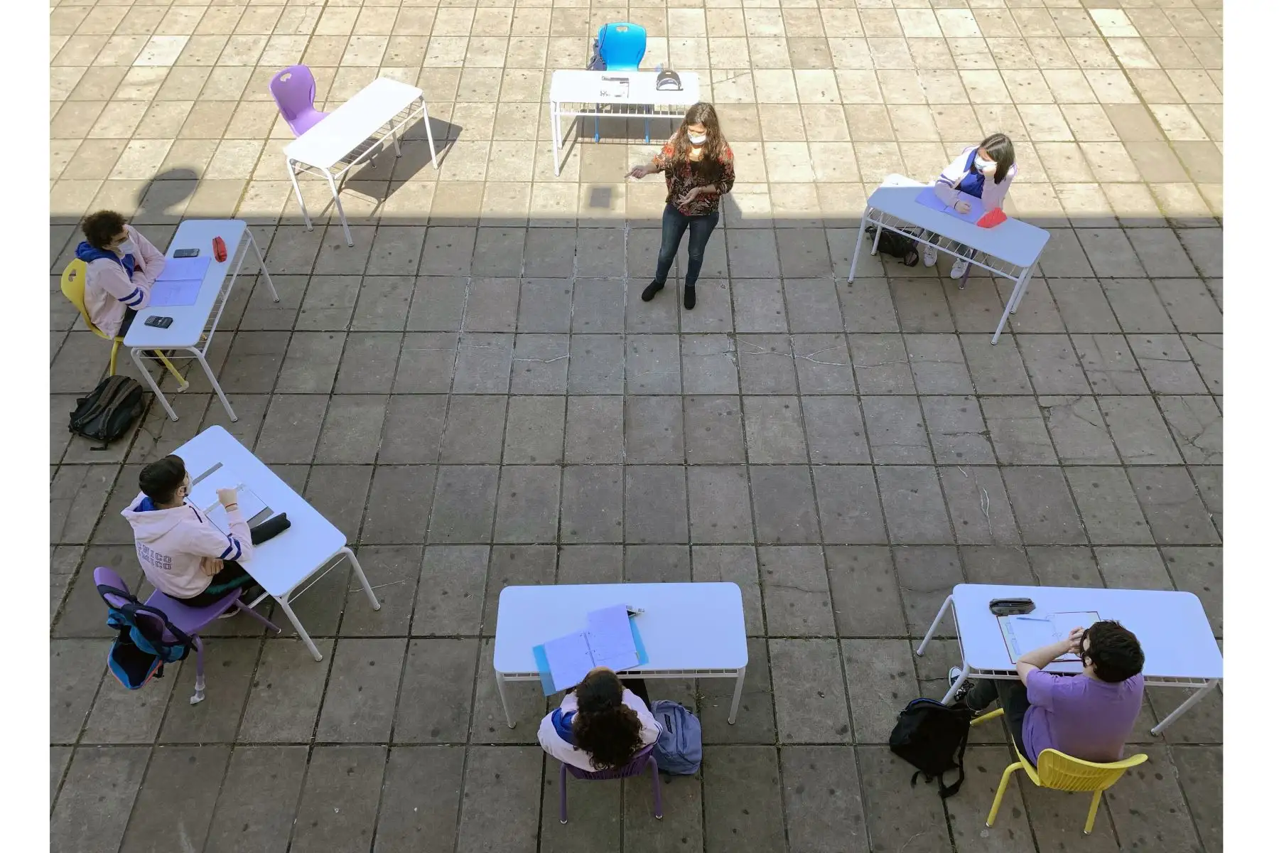 Los estudiantes del último año de secundaria asisten a clases en un aula improvisada en el patio de su escuela de Buenos Aires, en medio de la pandemia por coronavirus. Foto: AFP