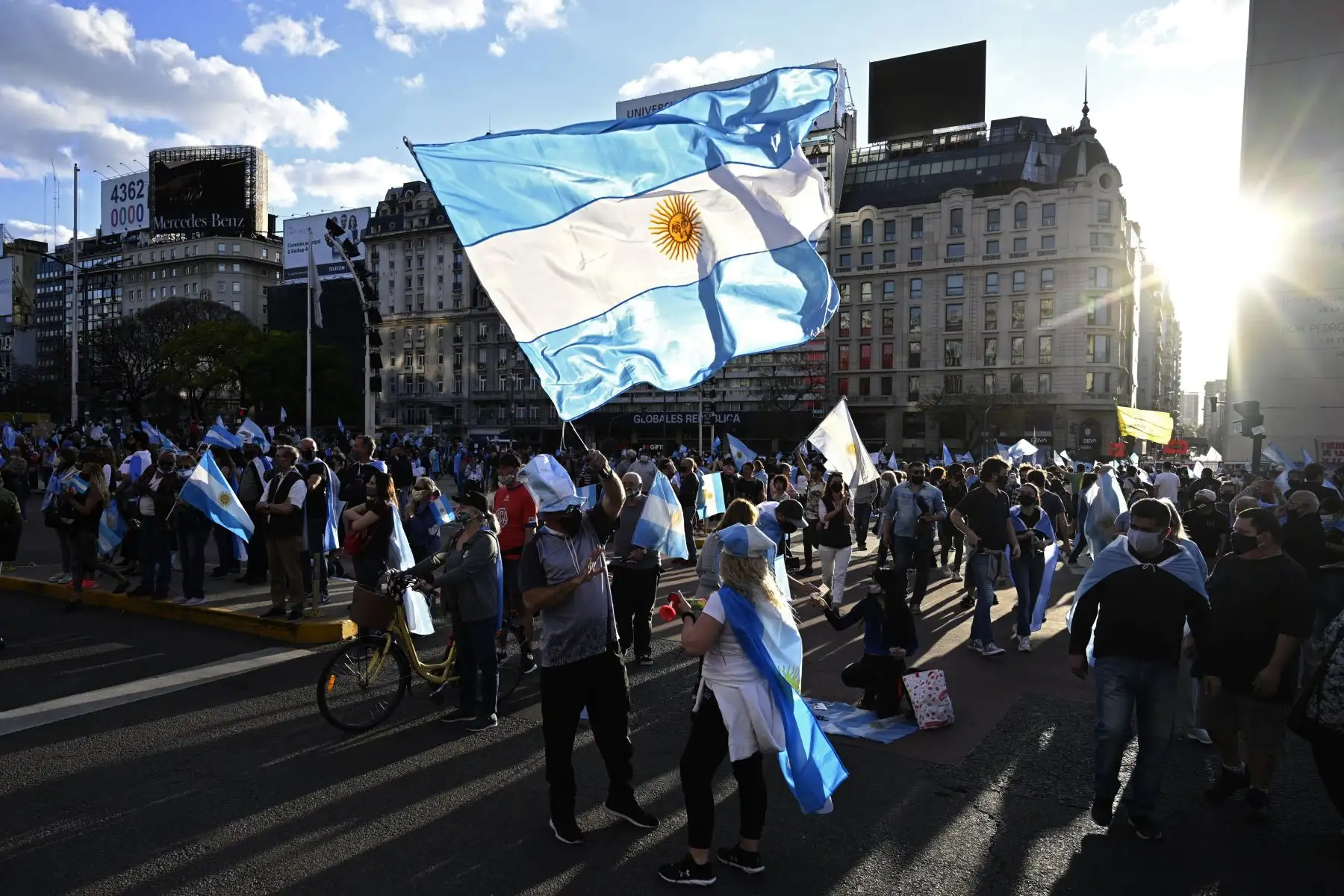 Miles de personas con mascarillas participan en un banderazo contra el gobierno en medio de la pandemia por coronavirus. Foto: AFP