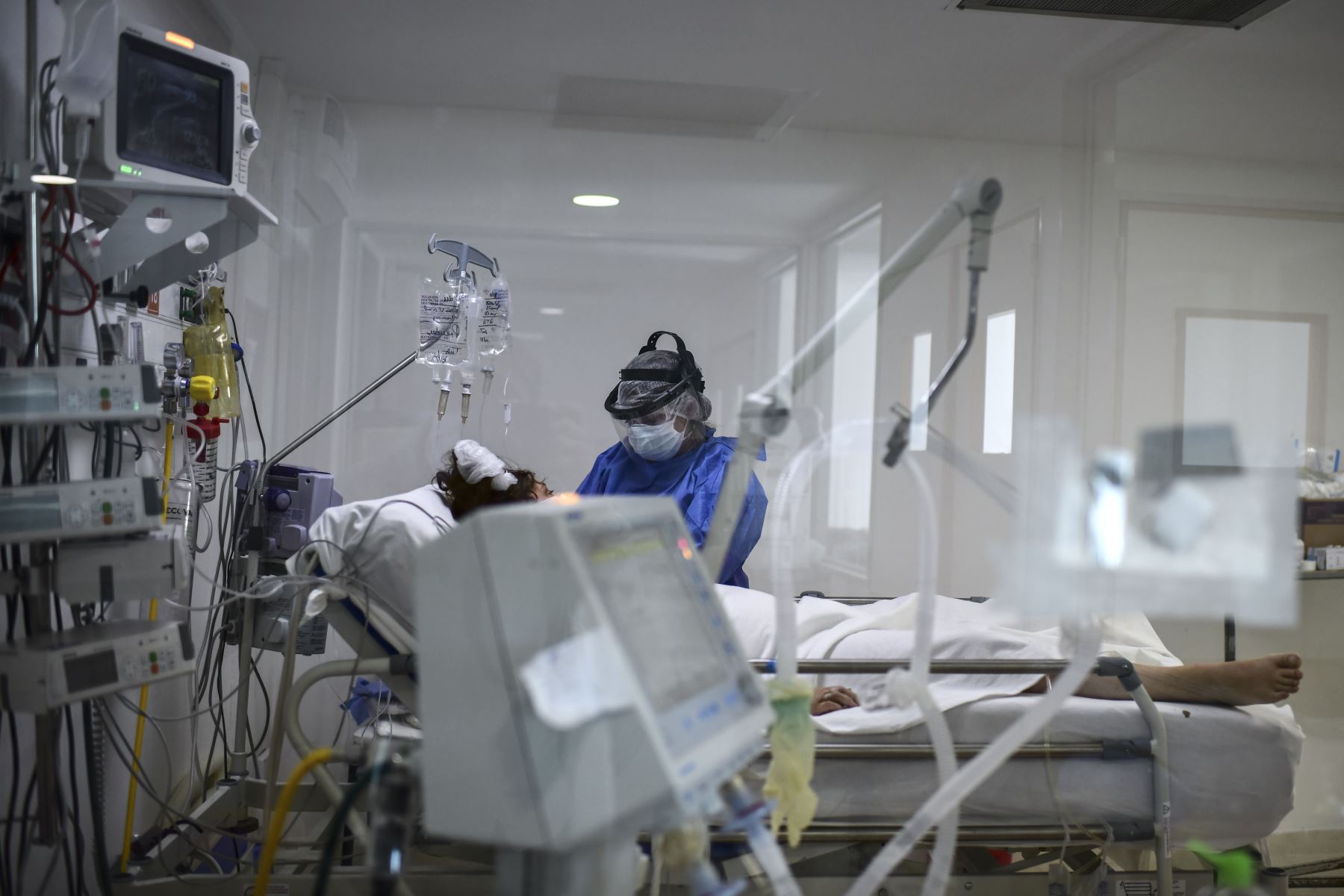 Un médico atiende a un paciente con coronavirus en el Hospital Nacional Profesor Alejandro Posadas, en el municipio de El Palomar, provincia de Buenos Aires, el 18 de septiembre de 2020. Foto: AFP