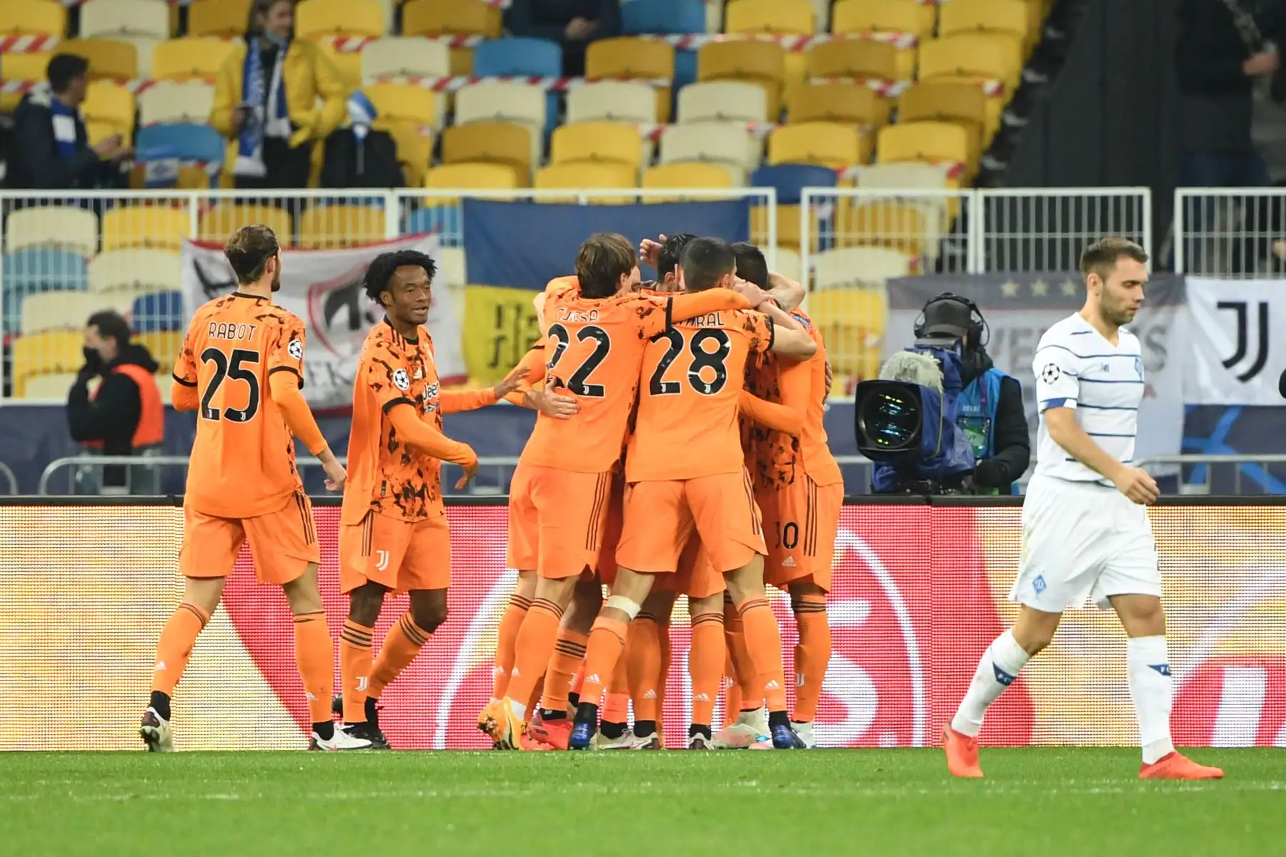 Los jugadores de la Juventus celebran el gol de apertura anotado por el delantero español Álvaro Morata durante el partido contra Dinamo Kiev por el grupo G de la Liga de Campeones de la UEFA. Foto: AFP
