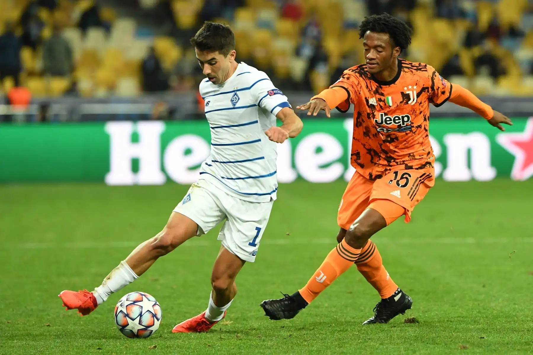 El delantero uruguayo del Dynamo Carlos Maria De Pena Bonino y el mediocampista colombiano de la Juventus, Juan Cuadrado, compiten por el balón durante el partido de fútbol del grupo G de la Liga de Campeones de la UEFA. Foto: AFP