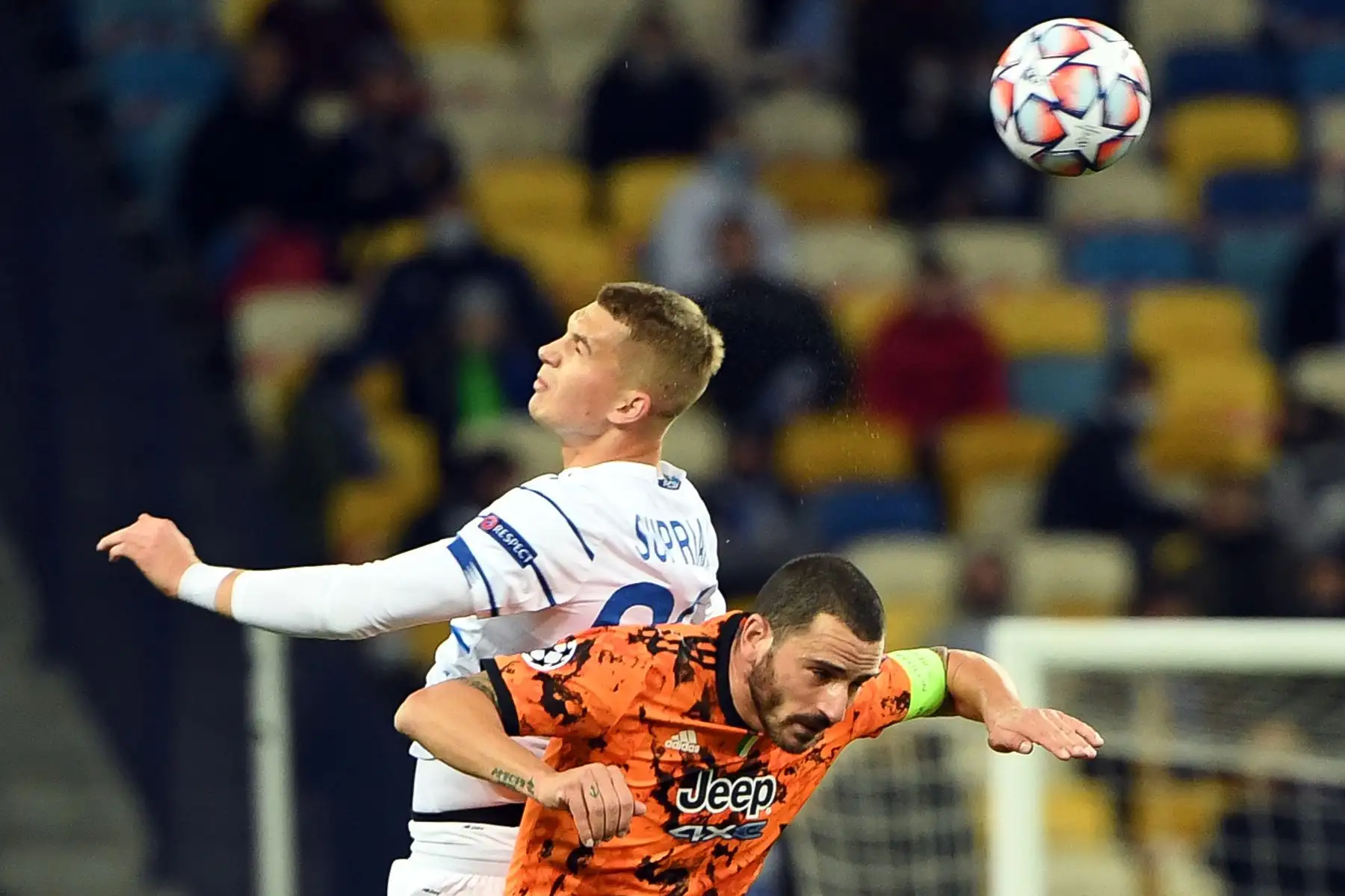El delantero ucraniano del Dynamo Kiev Vladyslav Supriaha y el defensor italiano de la Juventus, Leonardo Bonucci, compiten por el balón durante el partido de fútbol del grupo G de la Liga de Campeones de la UEFA. Foto: AFP